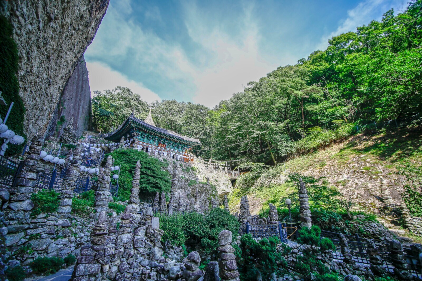 Skulpturengarten mit Steinpagoden in einer in einen Felsen gebauten buddhistischen Tempelanlage Skulpturengarten mit Steinpagoden in einer in einen Felsen gebauten buddhistischen Tempelanlage