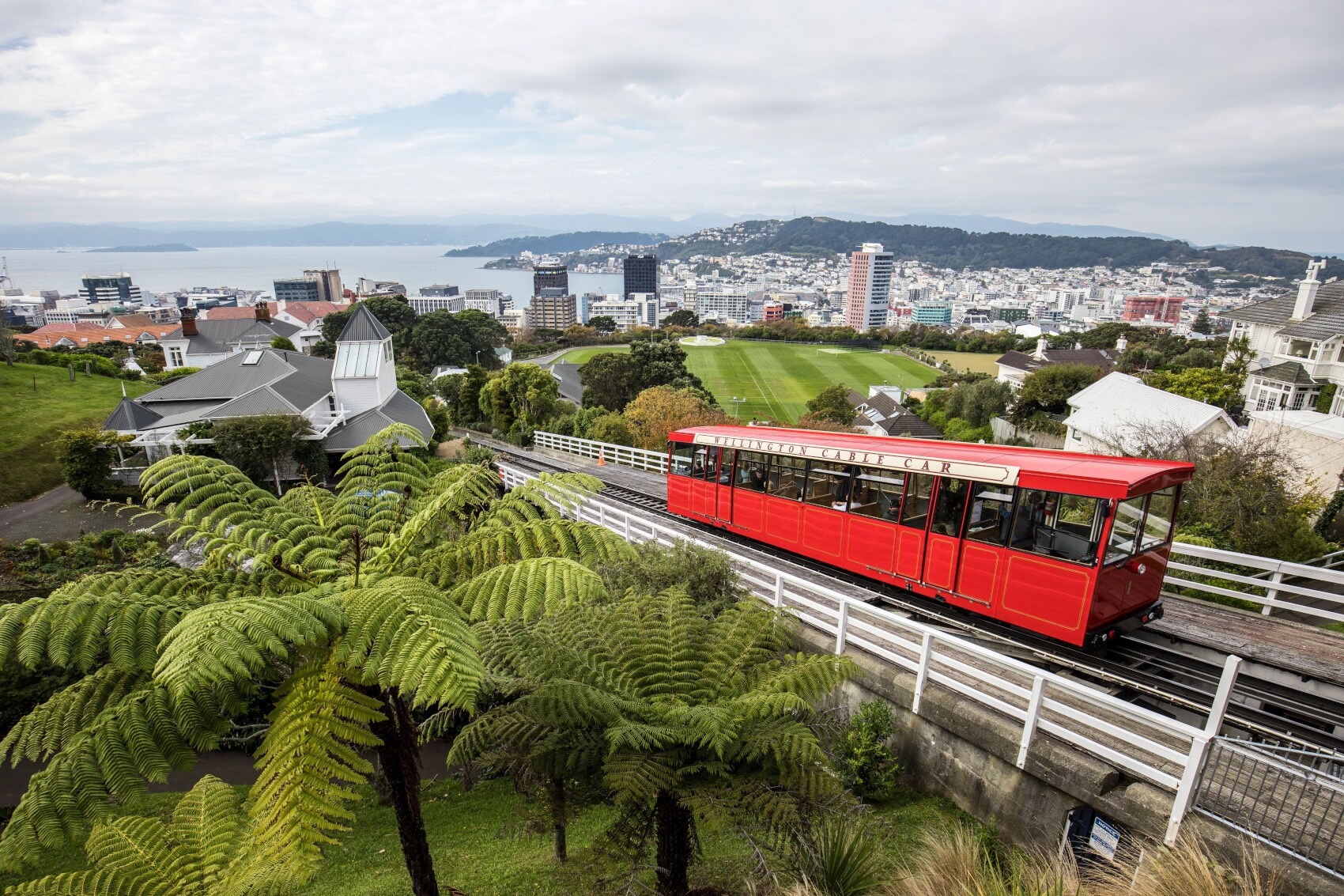 Blick auf Wellington, im Vordergrund eine alte rote Straßenbahn Blick auf Wellington, im Vordergrund eine alte rote Straßenbahn
