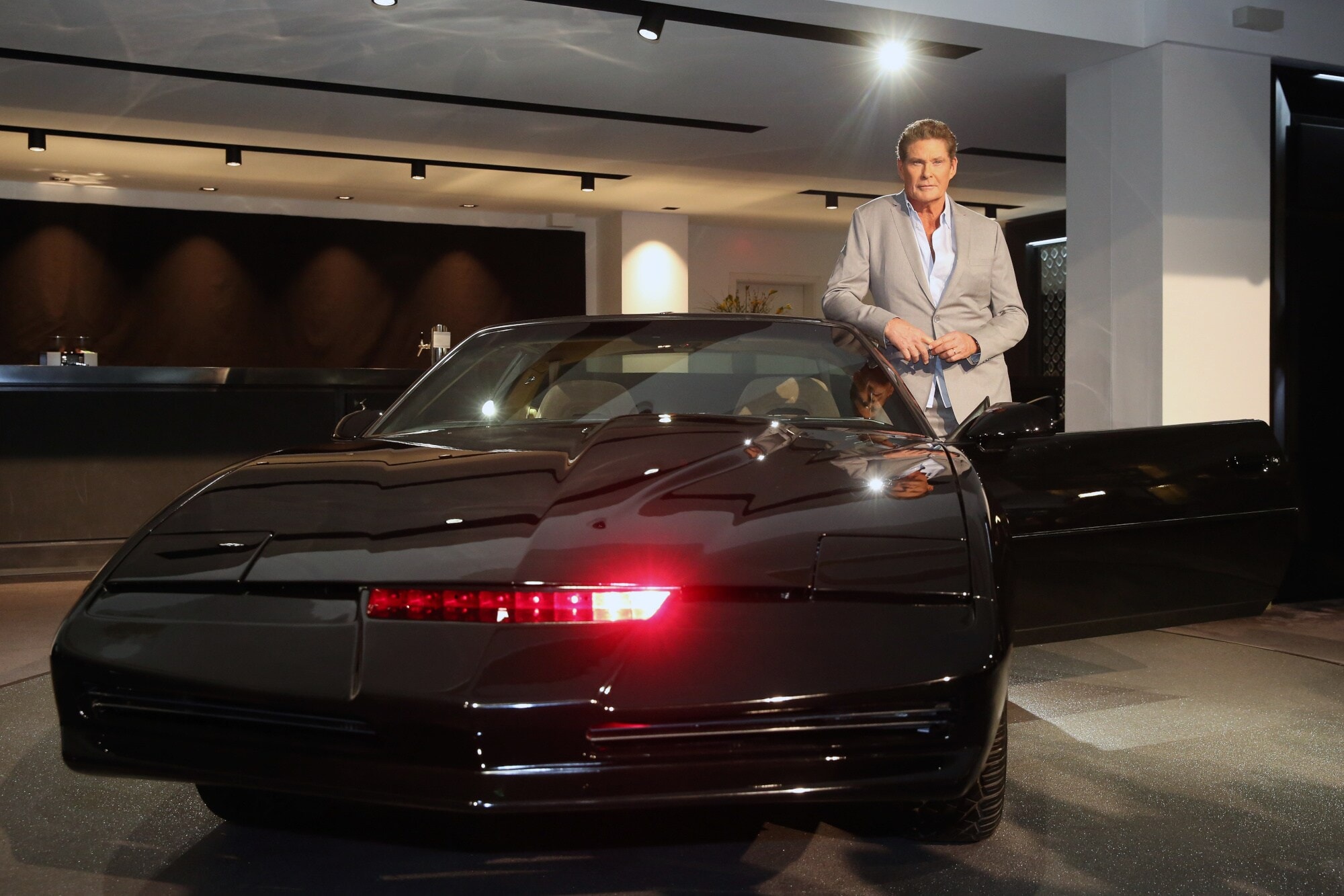 David Hasselhoff posiert mit einem schwarzen Pontiac Firebird Trans Am David Hasselhoff posiert mit einem schwarzen Pontiac Firebird Trans Am
