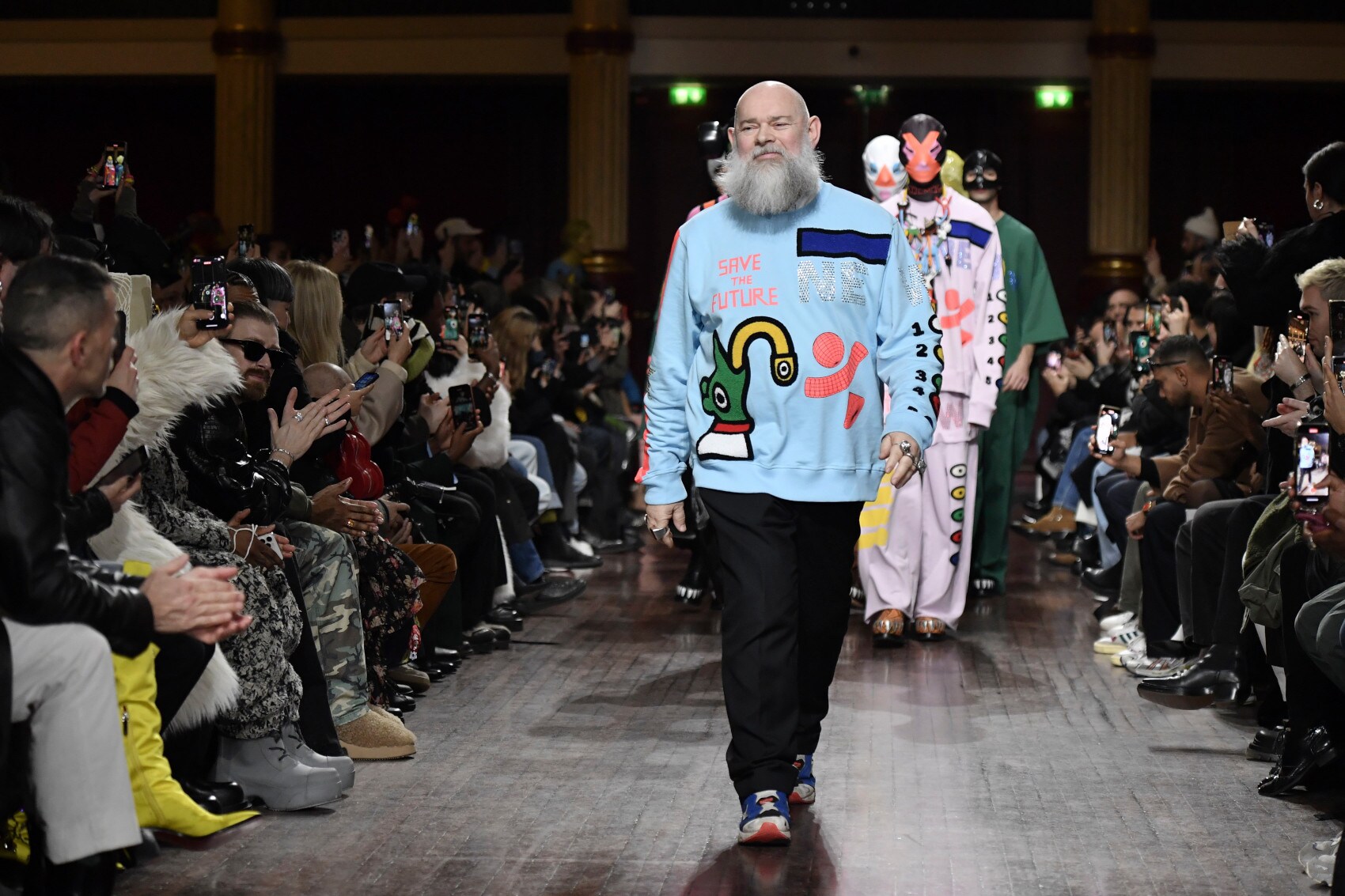 Modedesigner Walter Van Beirendonck auf dem Laufsteg der Fashion Week in Paris.