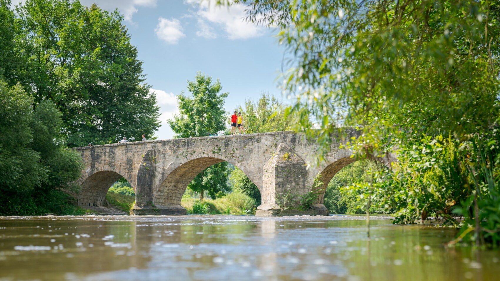 Zwei Radfahrer stehen auf der Römerbrücke bei Pfünz Zwei Radfahrer stehen auf der Römerbrücke bei Pfünz
