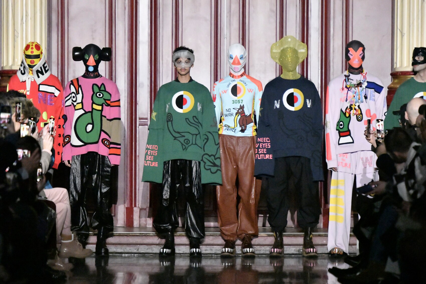 Mehrere Models stehen auf einem Laufsteg im Zuge der Paris Fashion Week 2023.