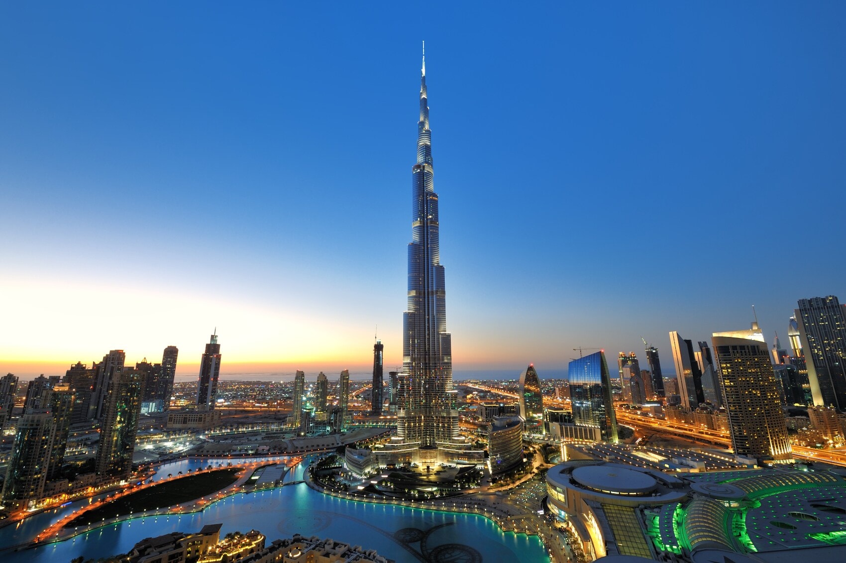 Blick auf das Burj Khalifa und die umliegenden Hochhäuser in Dubai bei Sonnenuntergang Blick auf das Burj Khalifa und die umliegenden Hochhäuser in Dubai bei Sonnenuntergang