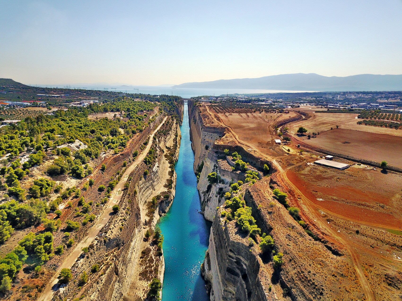 Der Kanal von Korinth samt Umgebung aus der Luftperspektive Der Kanal von Korinth samt Umgebung aus der Luftperspektive