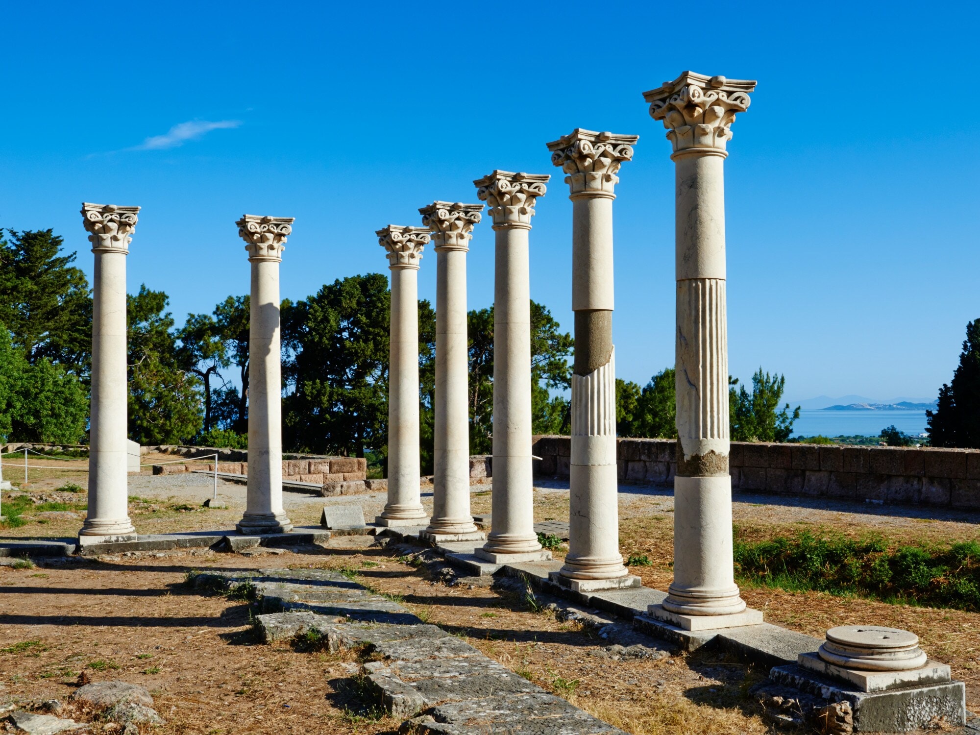 Säulen auf einer antiken Ruinenstätte mit Blick aufs Meer Säulen auf einer antiken Ruinenstätte mit Blick aufs Meer