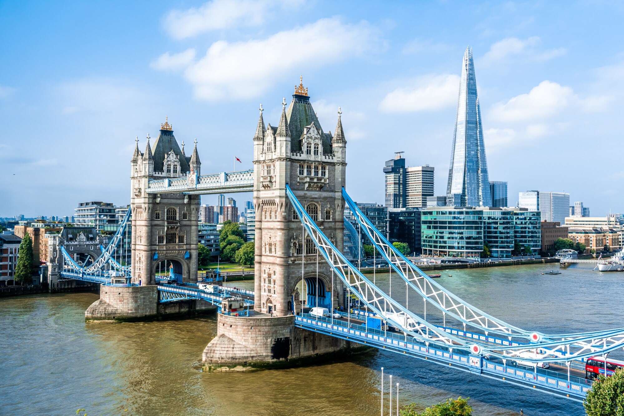 Die Klappbrücke Tower Bridge über der Themse in London