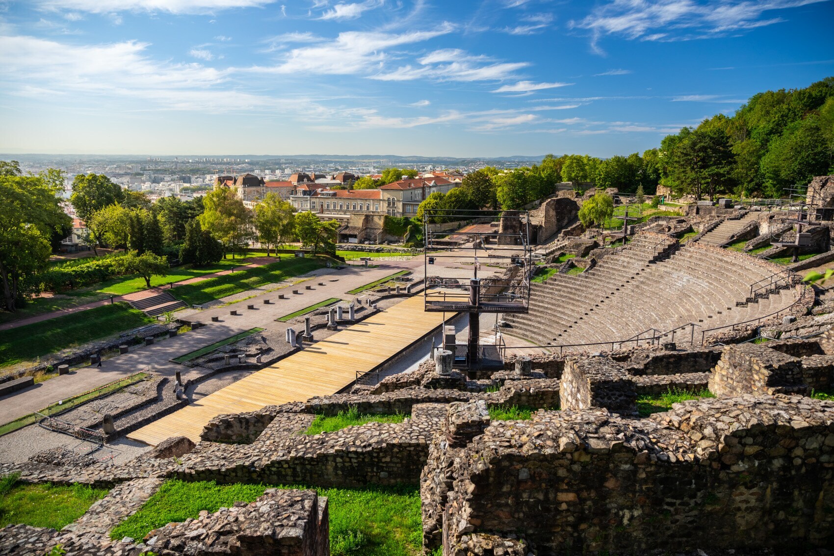 Antikes römisches Amphitheater vor dem Stadtpanorama von Lyon Antikes römisches Amphitheater vor dem Stadtpanorama von Lyon