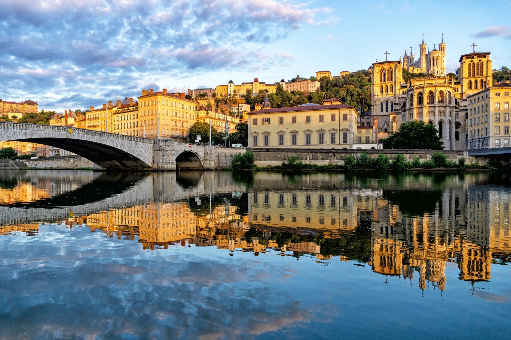 Panorama der Stadt Lyon, das sich im Fluss spiegelt