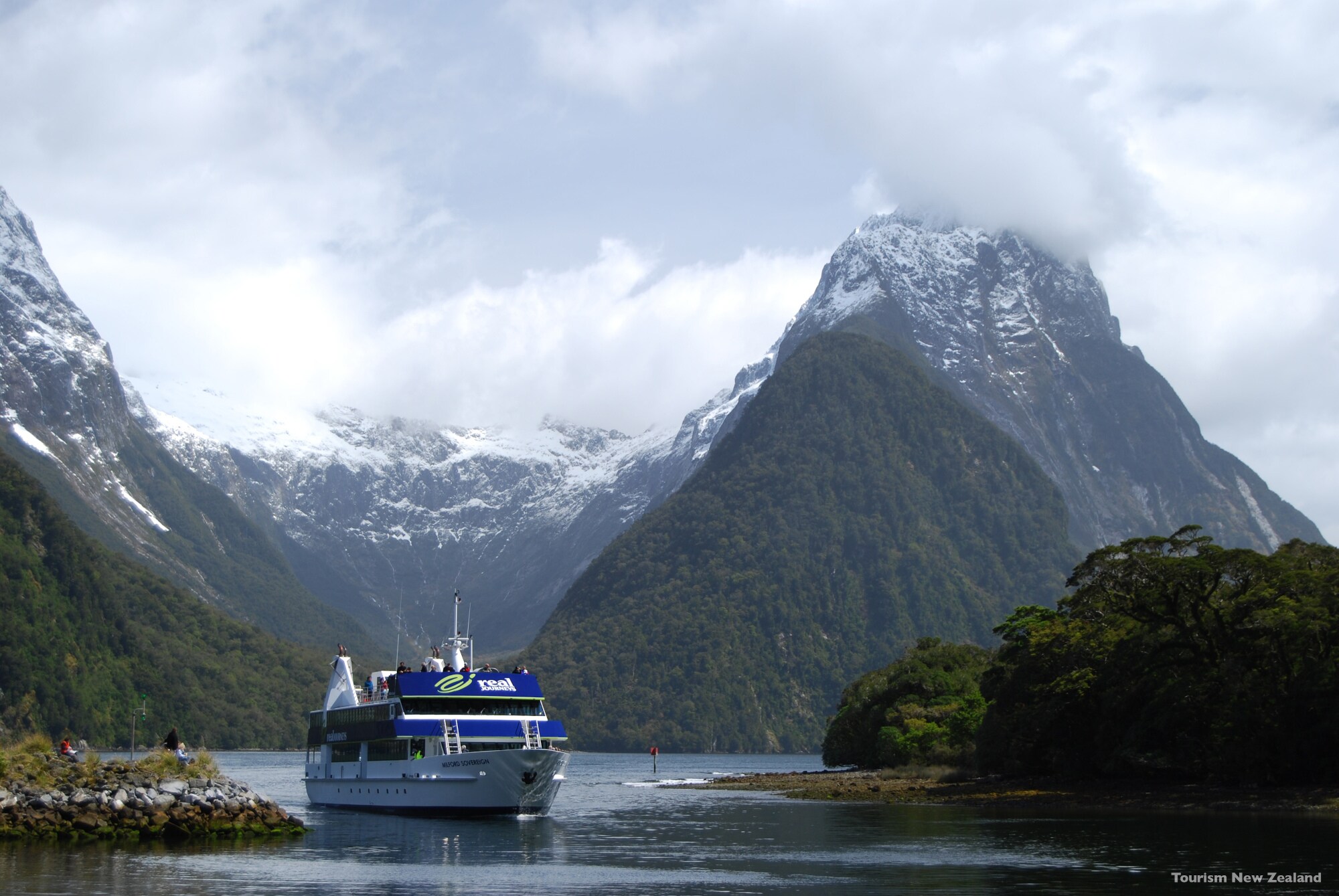 Ein Ausflugsboot im Fjord Milford Sounds in Neuseeland