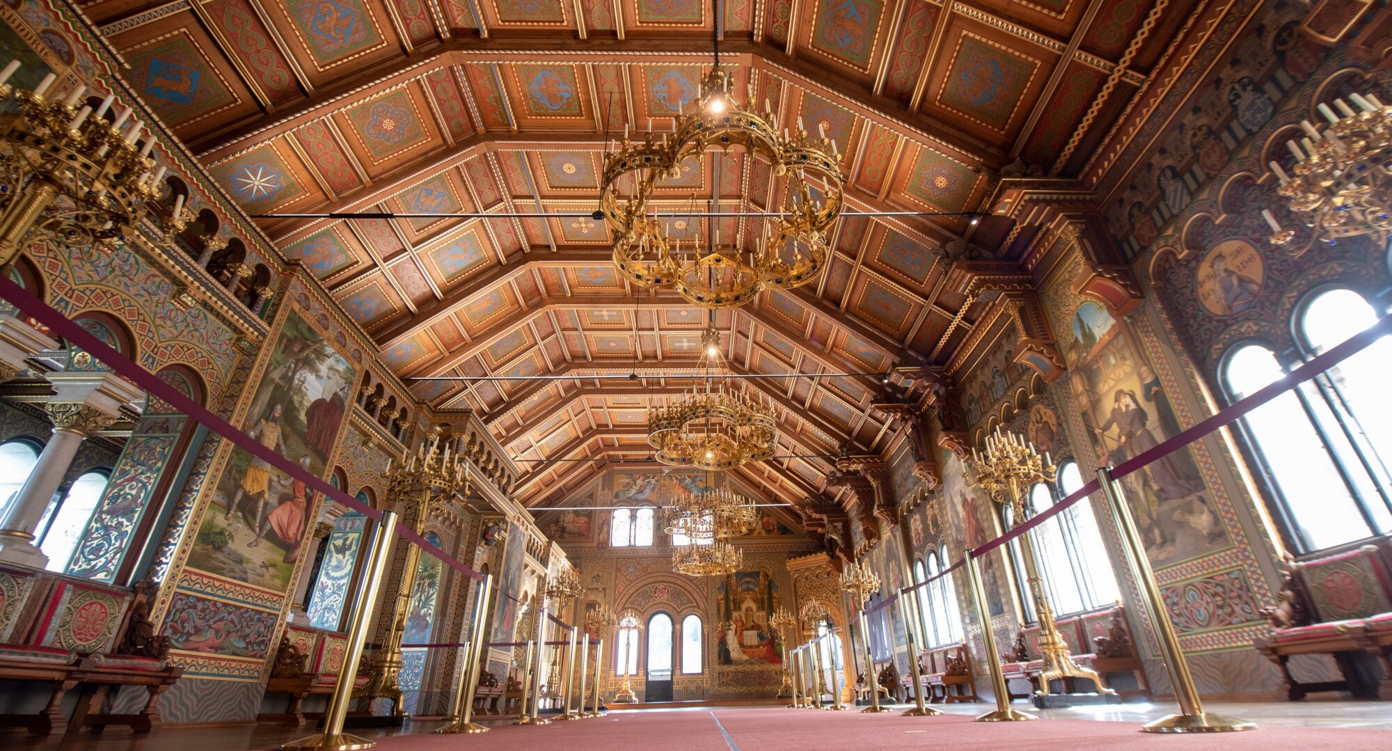 Prunkvoller Sall mit Wandgemälden und goldenen Kronleuchtern an einer verzierten Holzkassettendecke Prunkvoller Sall mit Wandgemälden und goldenen Kronleuchtern an einer verzierten Holzkassettendecke