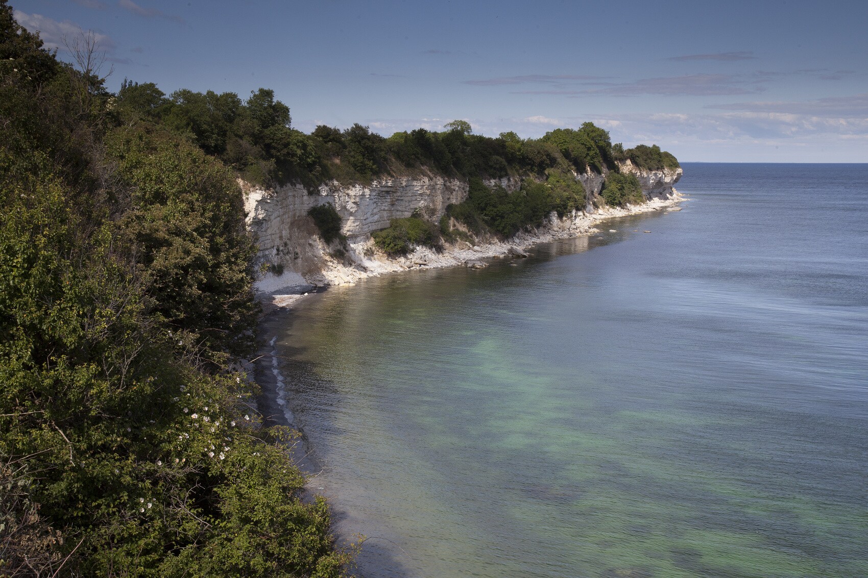 Blick auf das Stevns Klint mit seinen weißen Kreidefelsen Blick auf das Stevns Klint mit seinen weißen Kreidefelsen