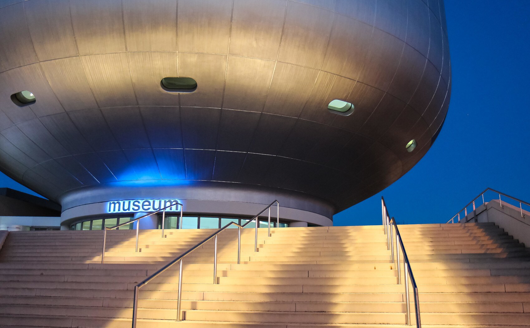 Treppenaufgang vor dem BMW-Museum in München