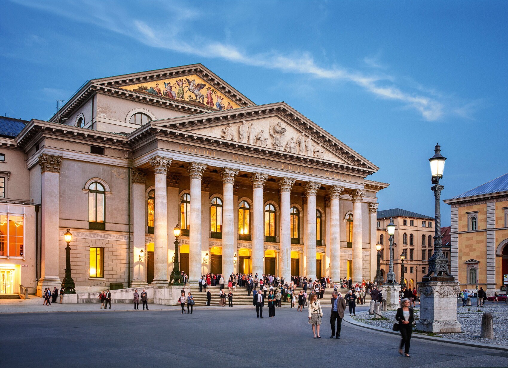 Menschen strömen aus der Bayerische Staatsoper am Abend Menschen strömen aus der Bayerische Staatsoper am Abend