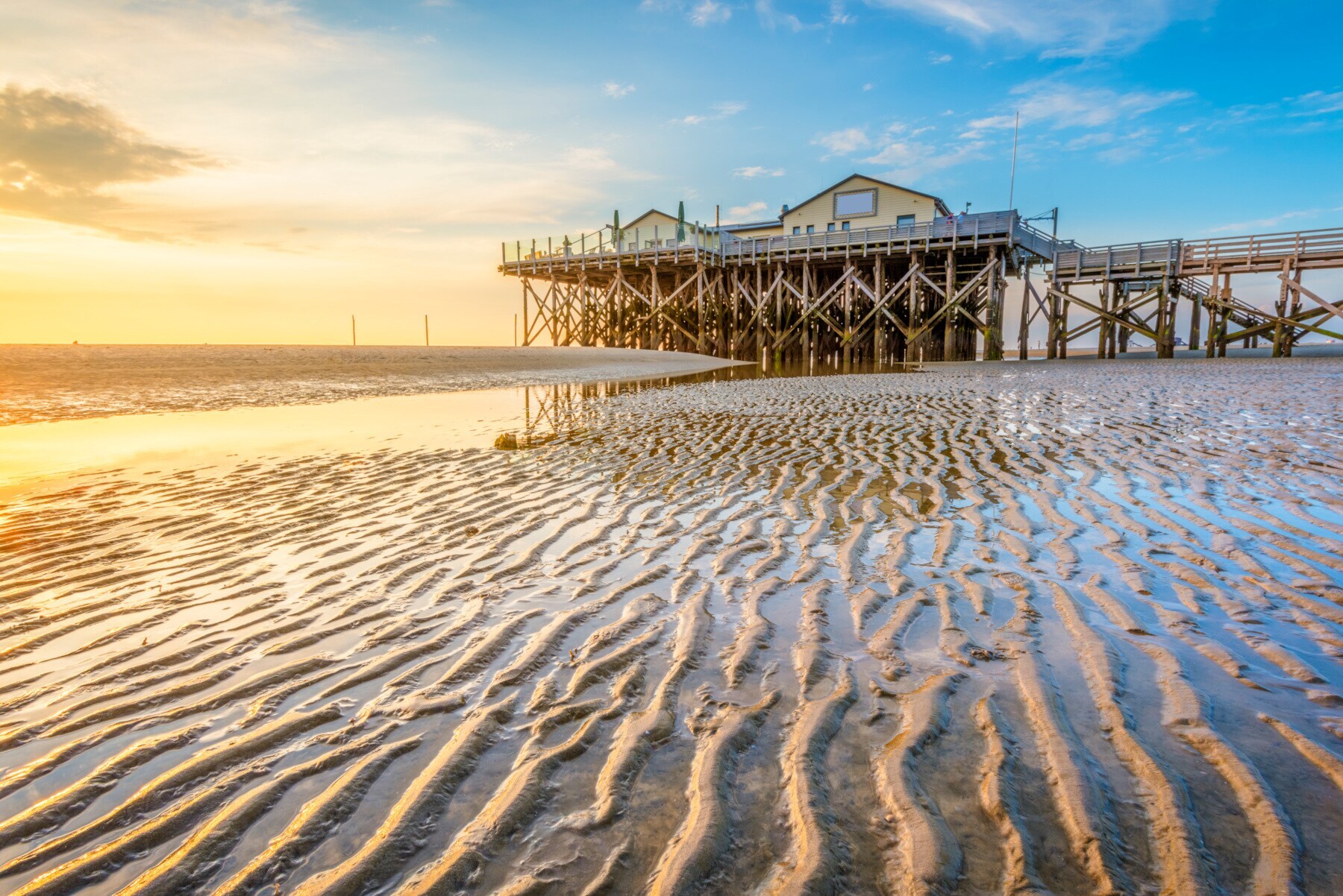 Pfahlbauten am Strand von St. Peter-Ording