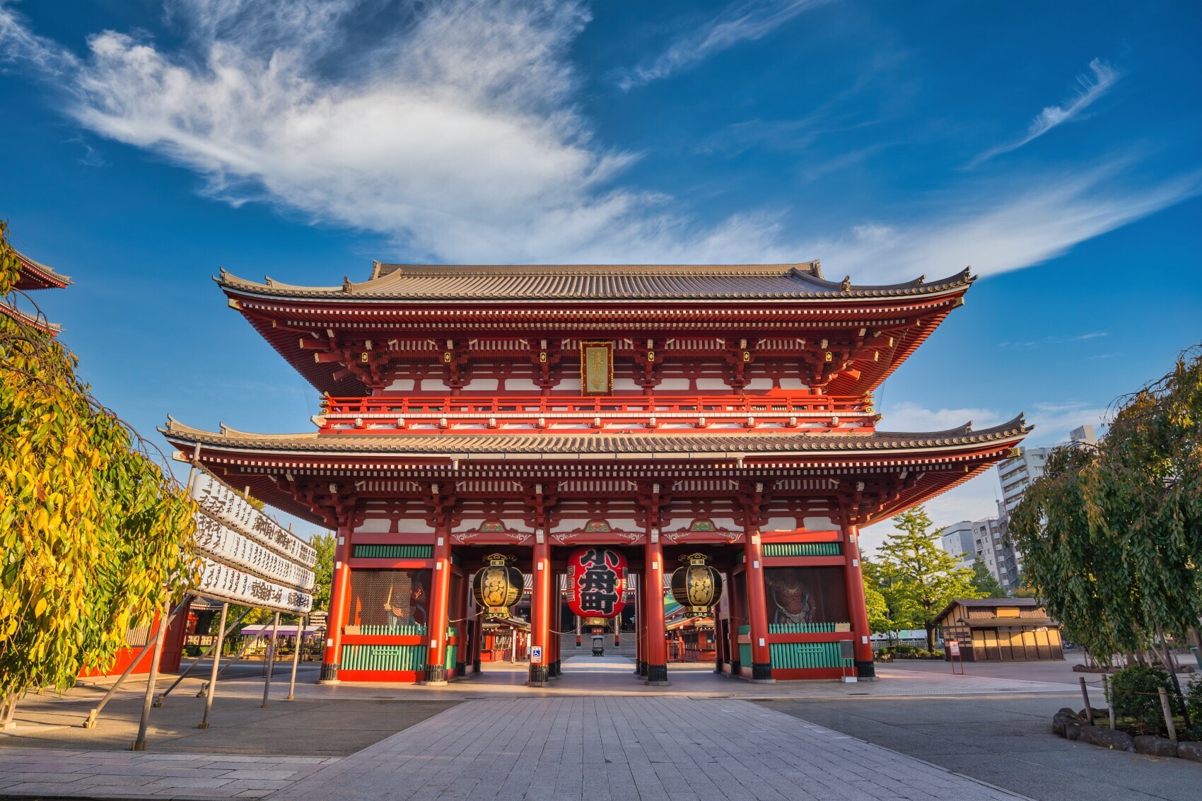 Außenansicht des roten Senso-Ji-Tempels Außenansicht des roten Senso-Ji-Tempels