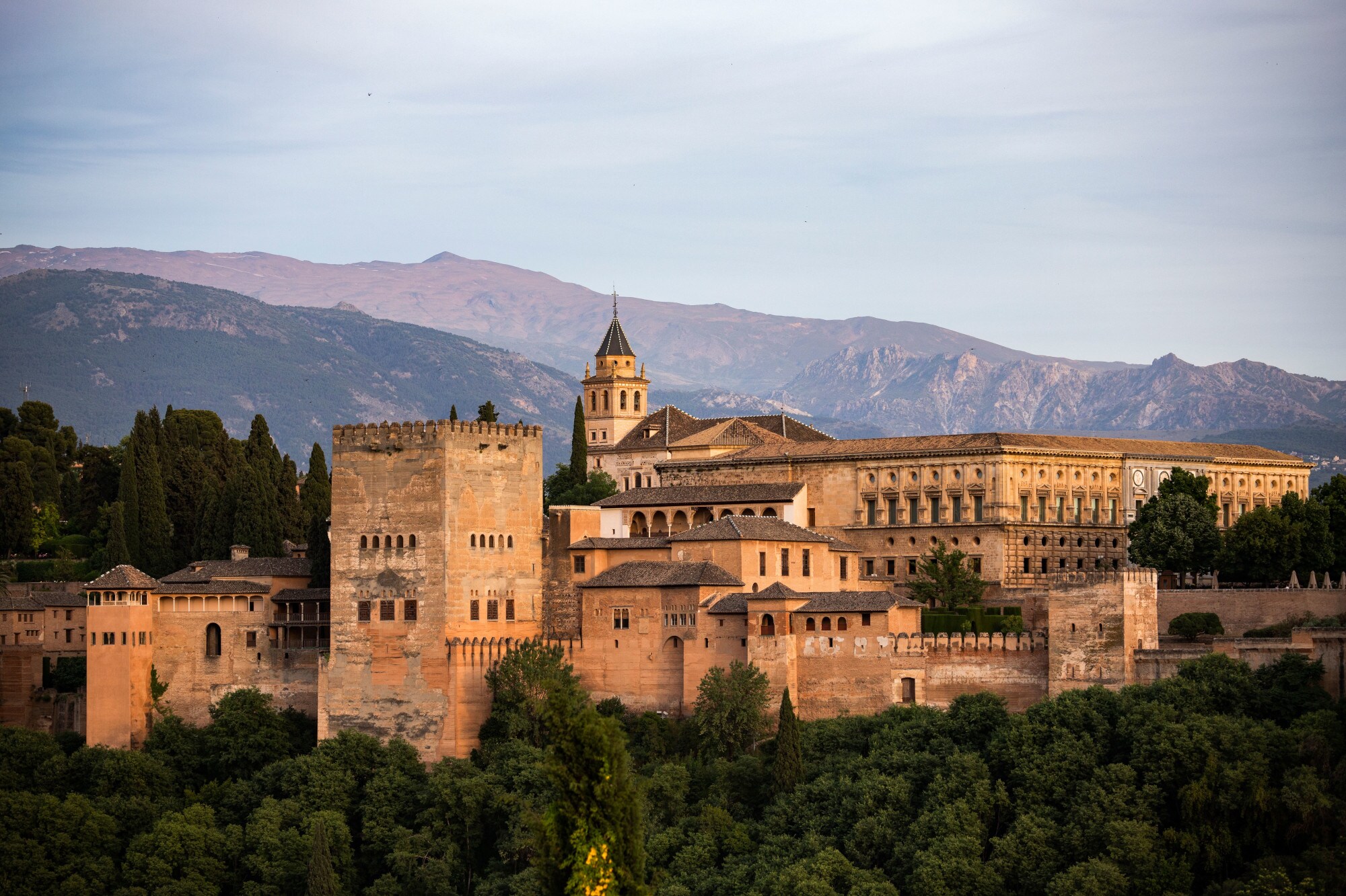 Festungskomplex der Alhambra im maurischen Baustil auf einem Berg