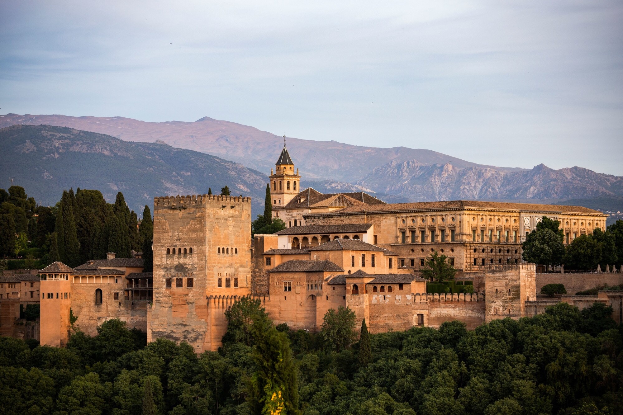 Festungskomplex der Alhambra im maurischen Baustil auf einem Berg Festungskomplex der Alhambra im maurischen Baustil auf einem Berg
