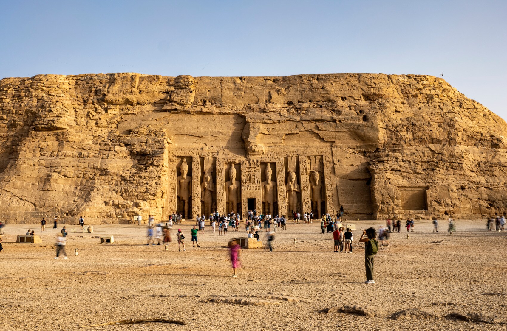 Besucher vor der Tempelanlage Abu Simbel mit in den Felsen geschlagenen Skulpturen