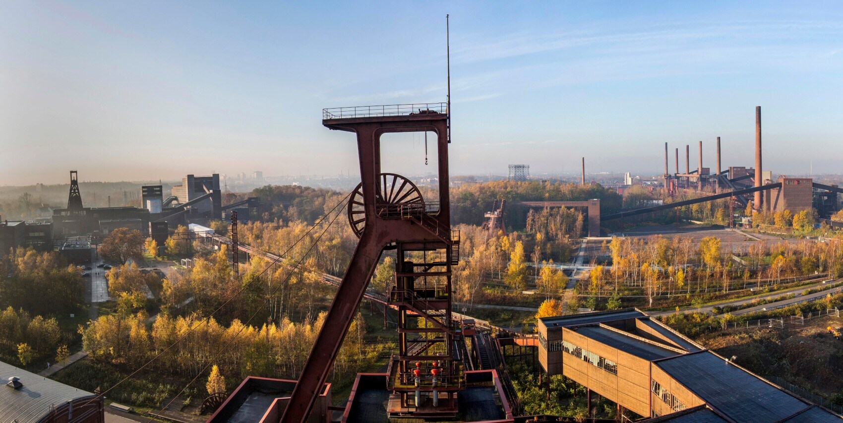 Luftaufnahme des Industriekomplexes Zeche Zollverein mit Fördergerüst im Vordergrund