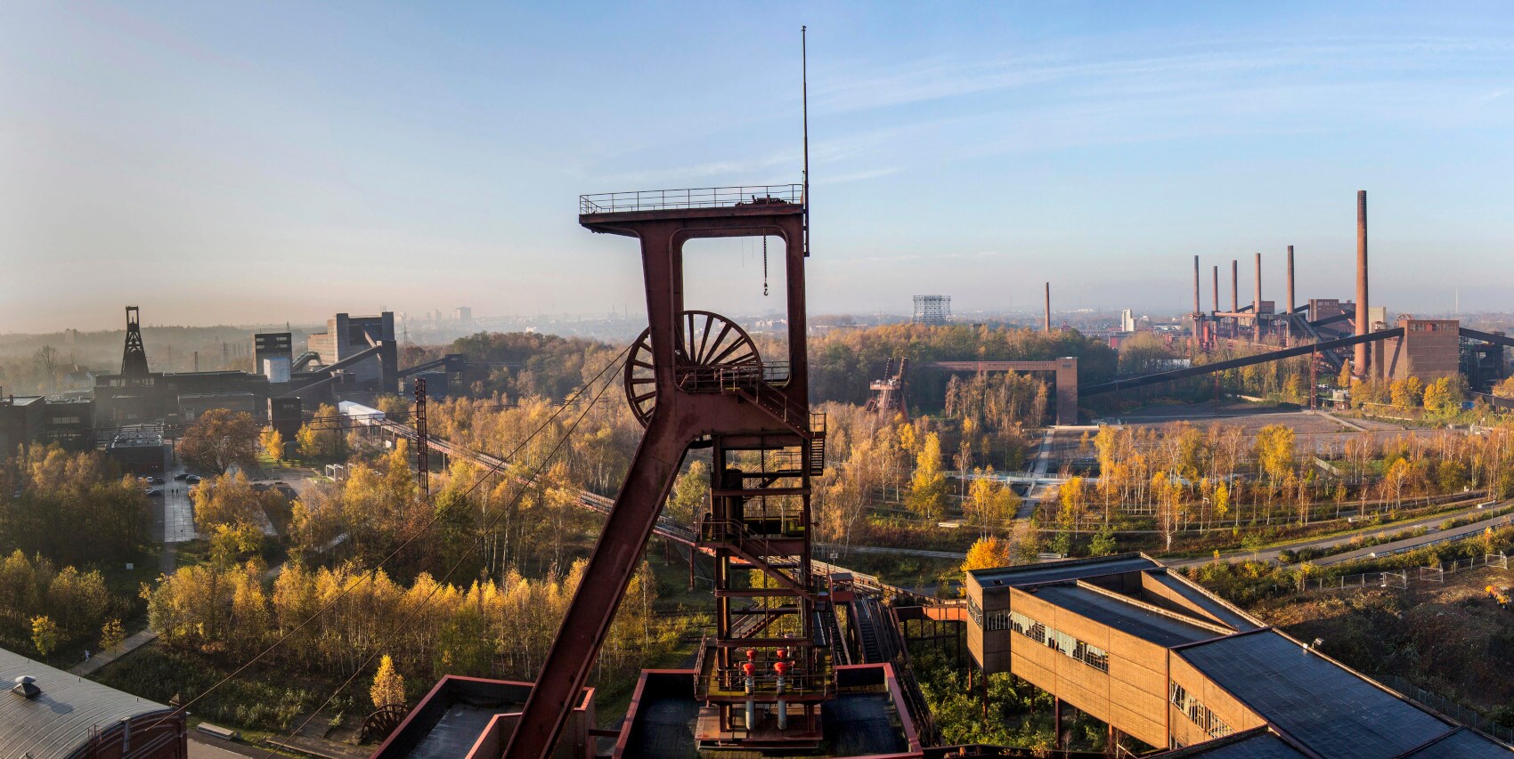 Luftaufnahme des Industriekomplexes Zeche Zollverein mit Fördergerüst im Vordergrund Luftaufnahme des Industriekomplexes Zeche Zollverein mit Fördergerüst im Vordergrund