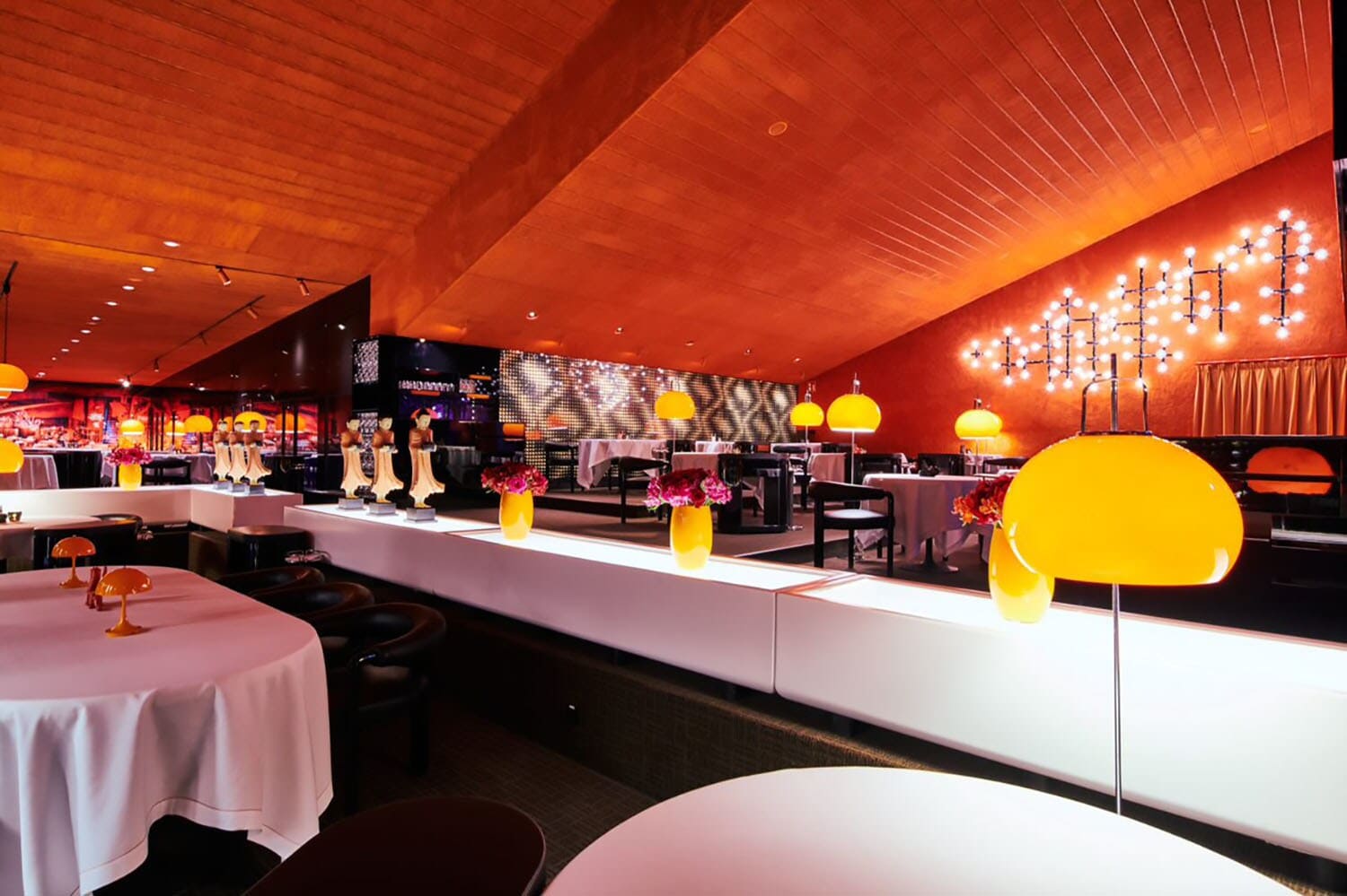 Innenraum eines modernen Restaurants im Retrostil mit gelben Lampen Innenraum eines modernen Restaurants im Retrostil mit gelben Lampen