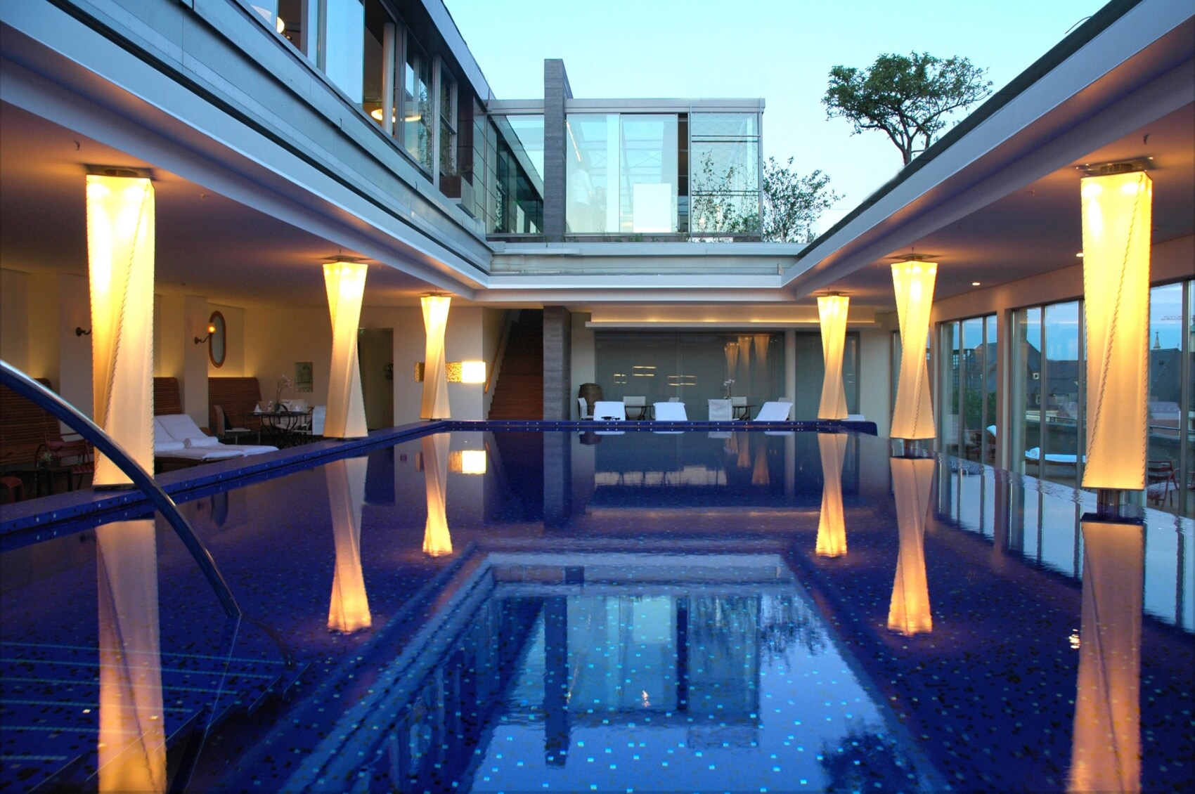 Ein Pool auf der Dachterrasse eines Hotelspas