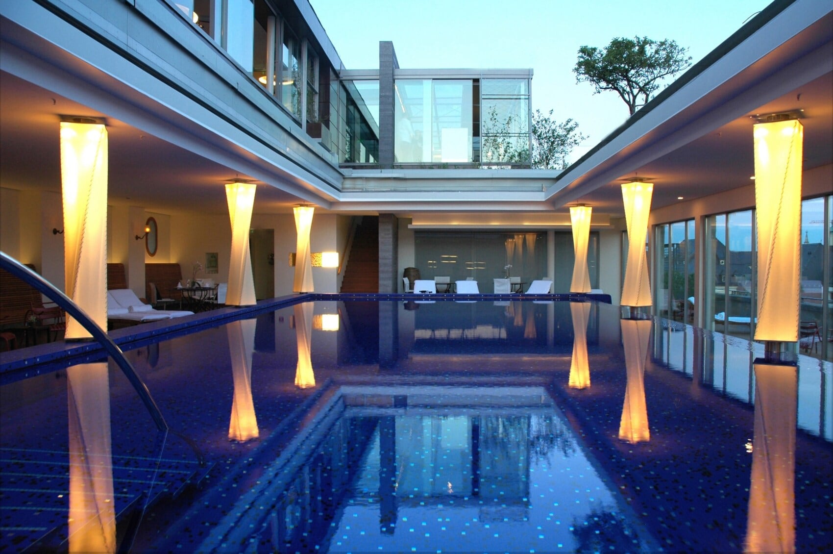 Ein Pool auf der Dachterrasse eines Hotelspas Ein Pool auf der Dachterrasse eines Hotelspas