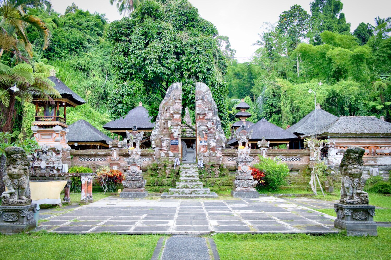 Eine von saftigem Grün umgebene Tempelanlage Eine von saftigem Grün umgebene Tempelanlage