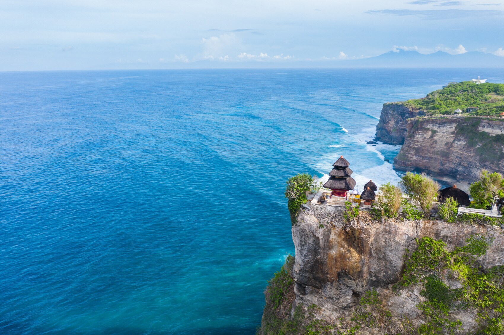 Ein balinesischer Tempel auf Steilklippen an der Küste
