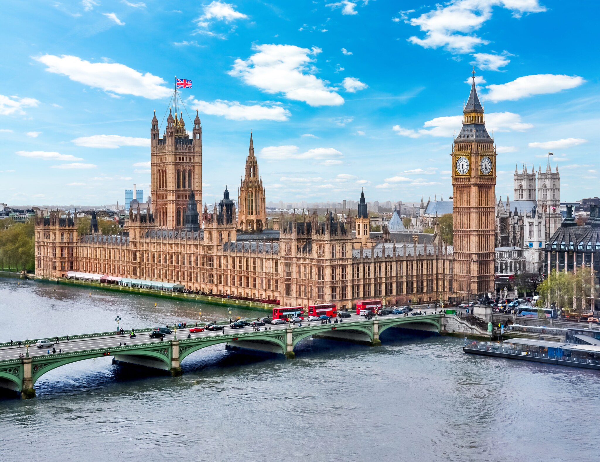 Der Palace of Westminster und Elizabeth Tower aus der Luft fotografiert.