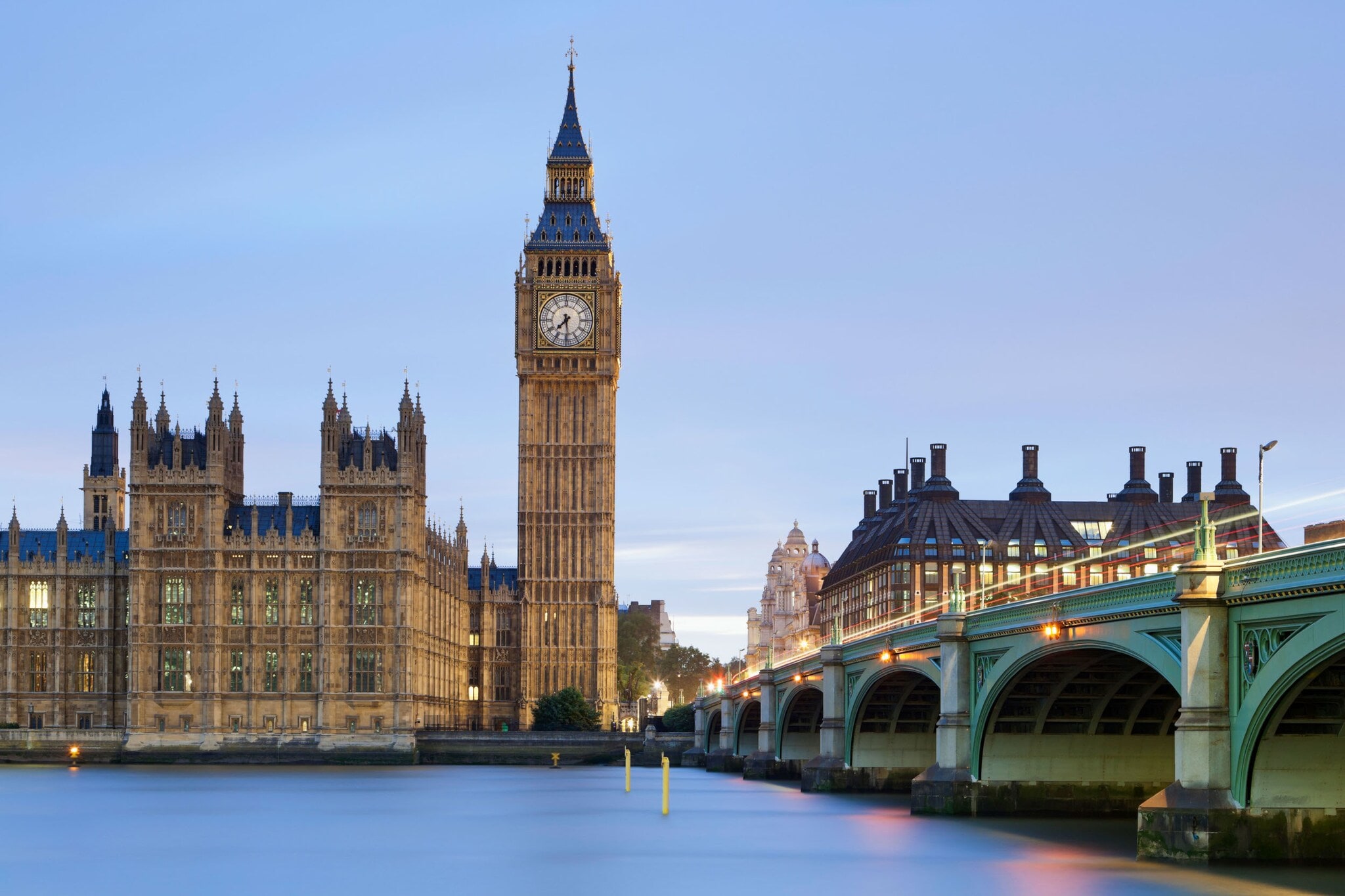 big-ben-themse Der Big Ben und das Palace of Westminster mit der Themse im Vordergrund.