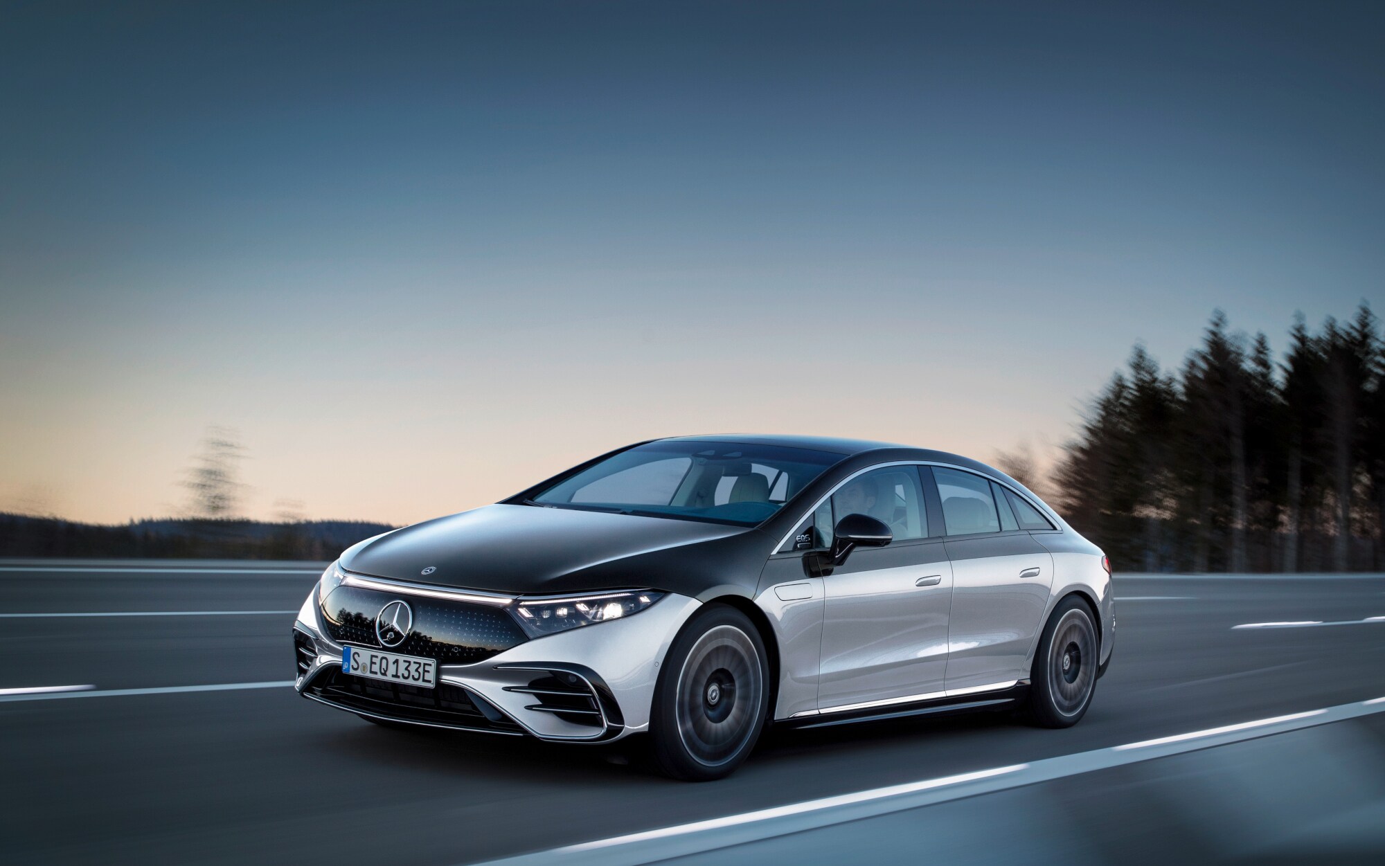 Ein grauer Mercedes EQS in der Fahrt Ein grauer Mercedes EQS in der Fahrt