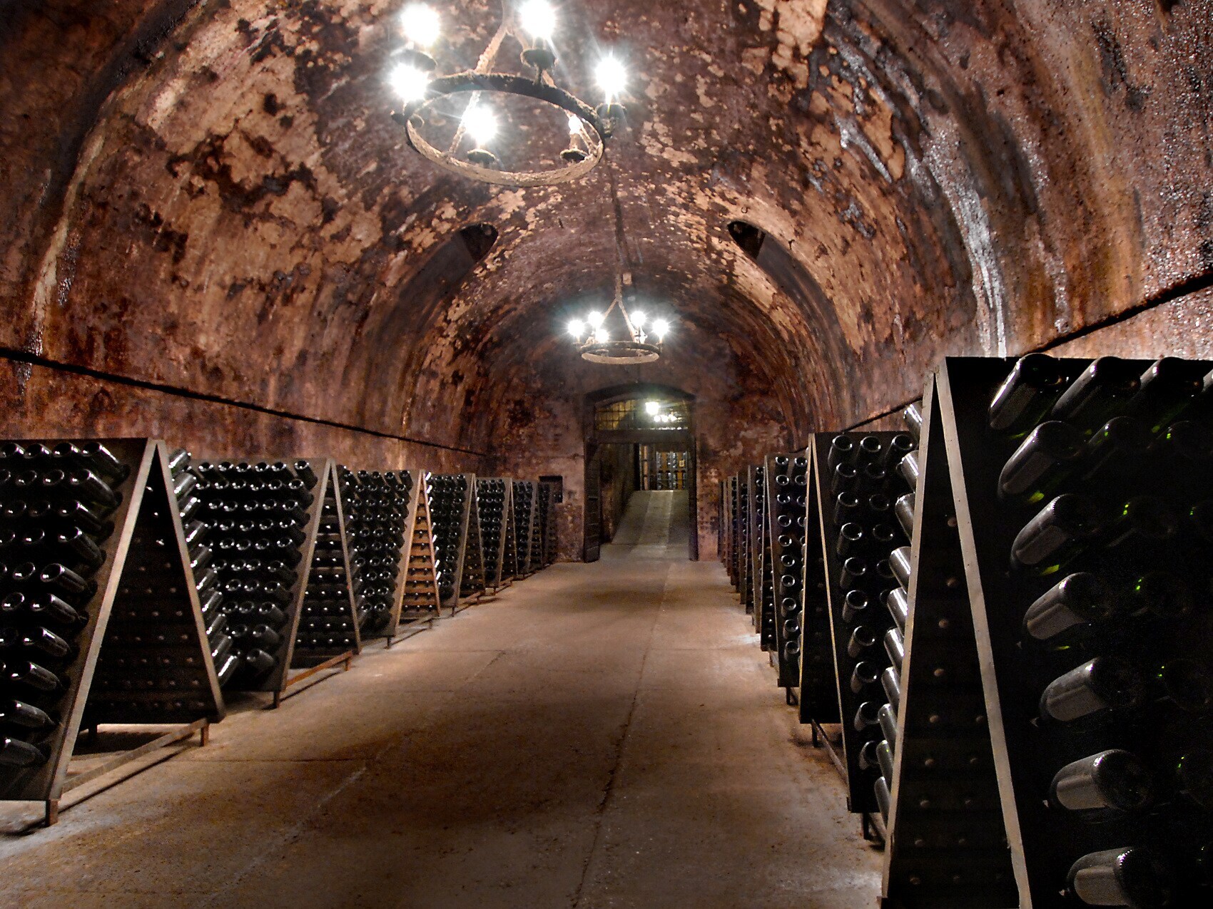 Tunnelförmiger Weinkeller mit gefüllten Weinregalen