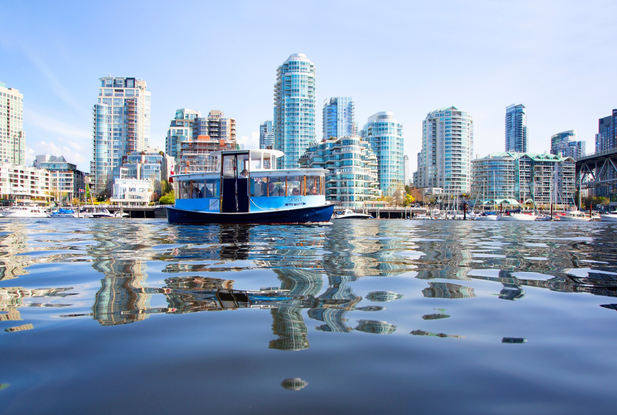 Eine Fähre auf dem Wasser vor einer Stadtsilhouette