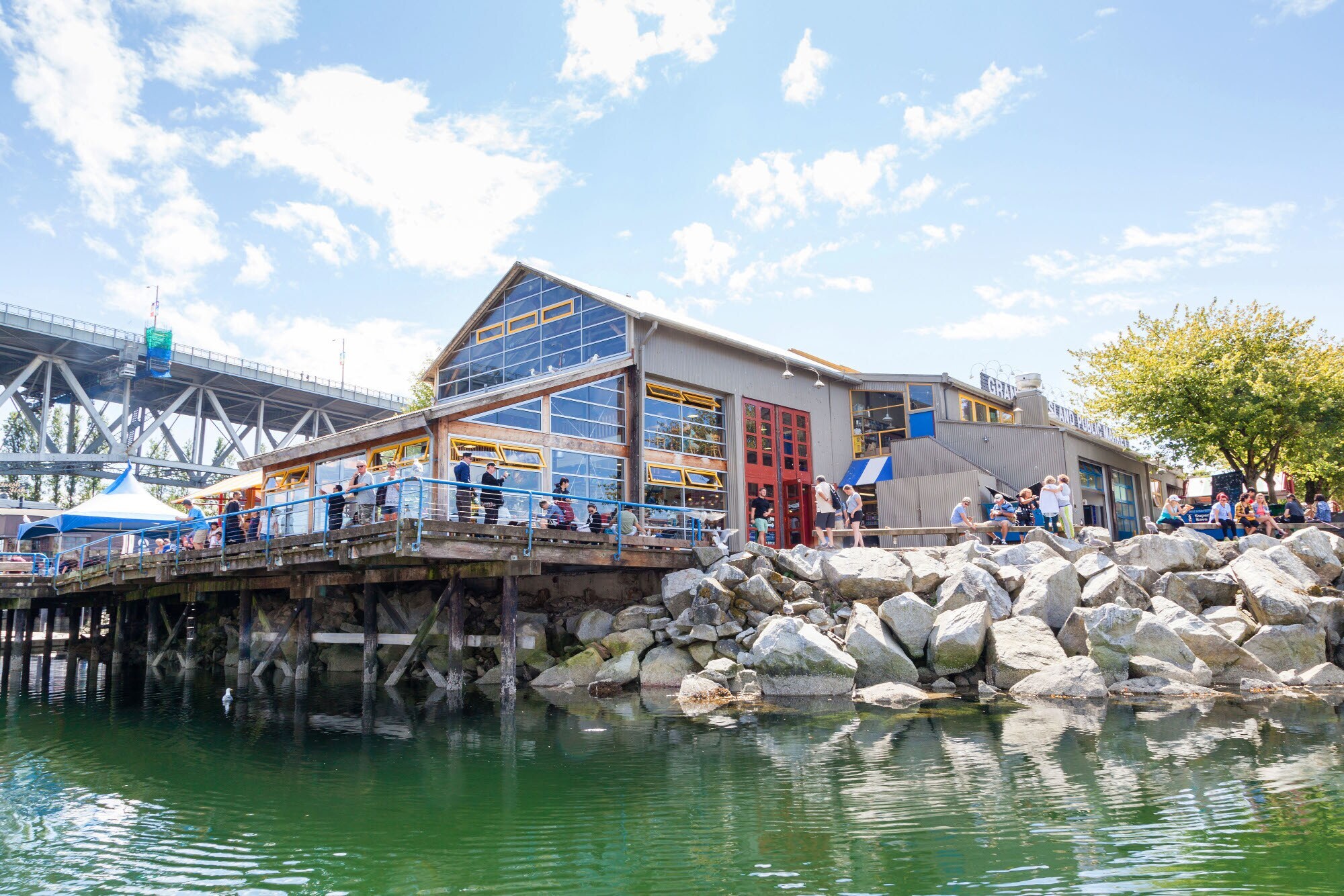 Eine Markthalle und Menschen am Wasser Eine Markthalle und Menschen am Wasser