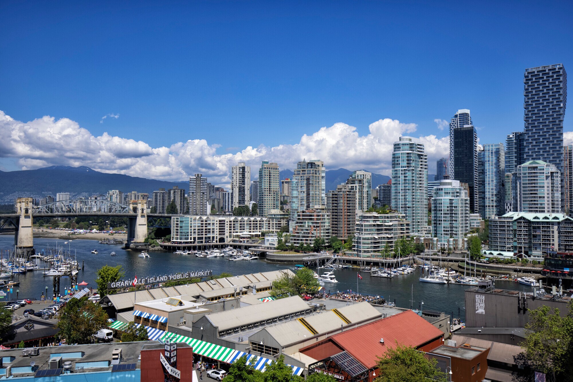 Blick auf Häuser und Hochhäuser am Wasser