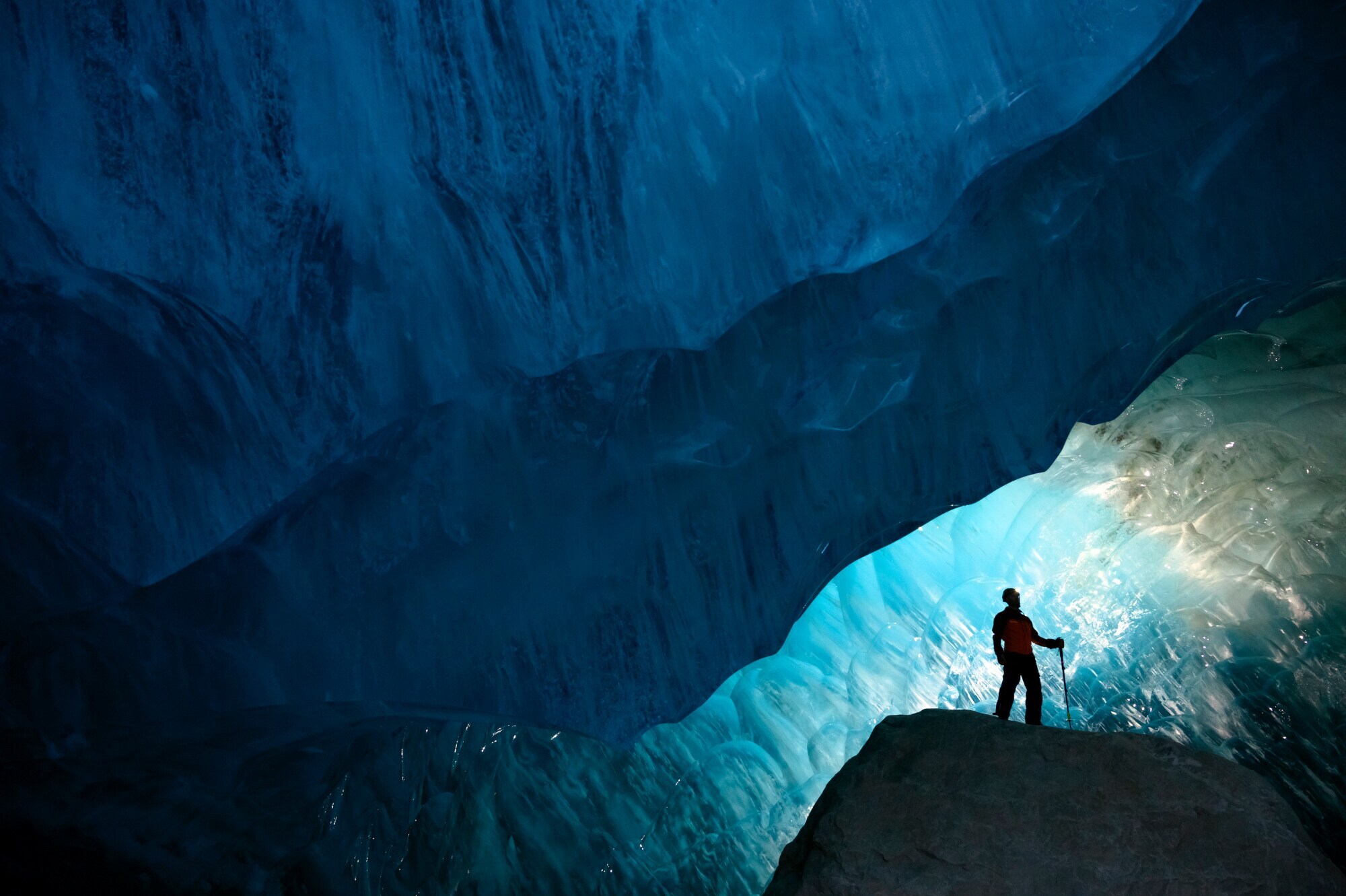 Ein Mensch mit Teleskopstock in einer gigantischen Eishöhle im kanadischen Ort Whistler