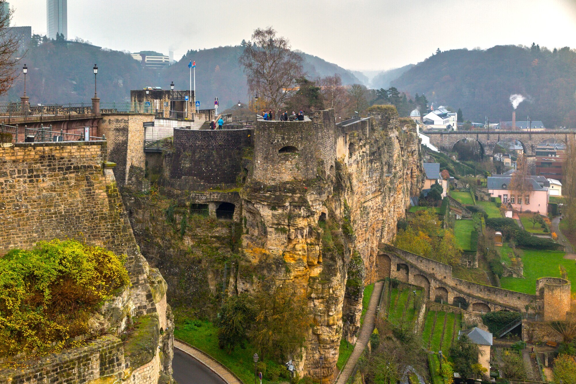 Blick von außen auf die Bock-Kasematten auf einem Felsen