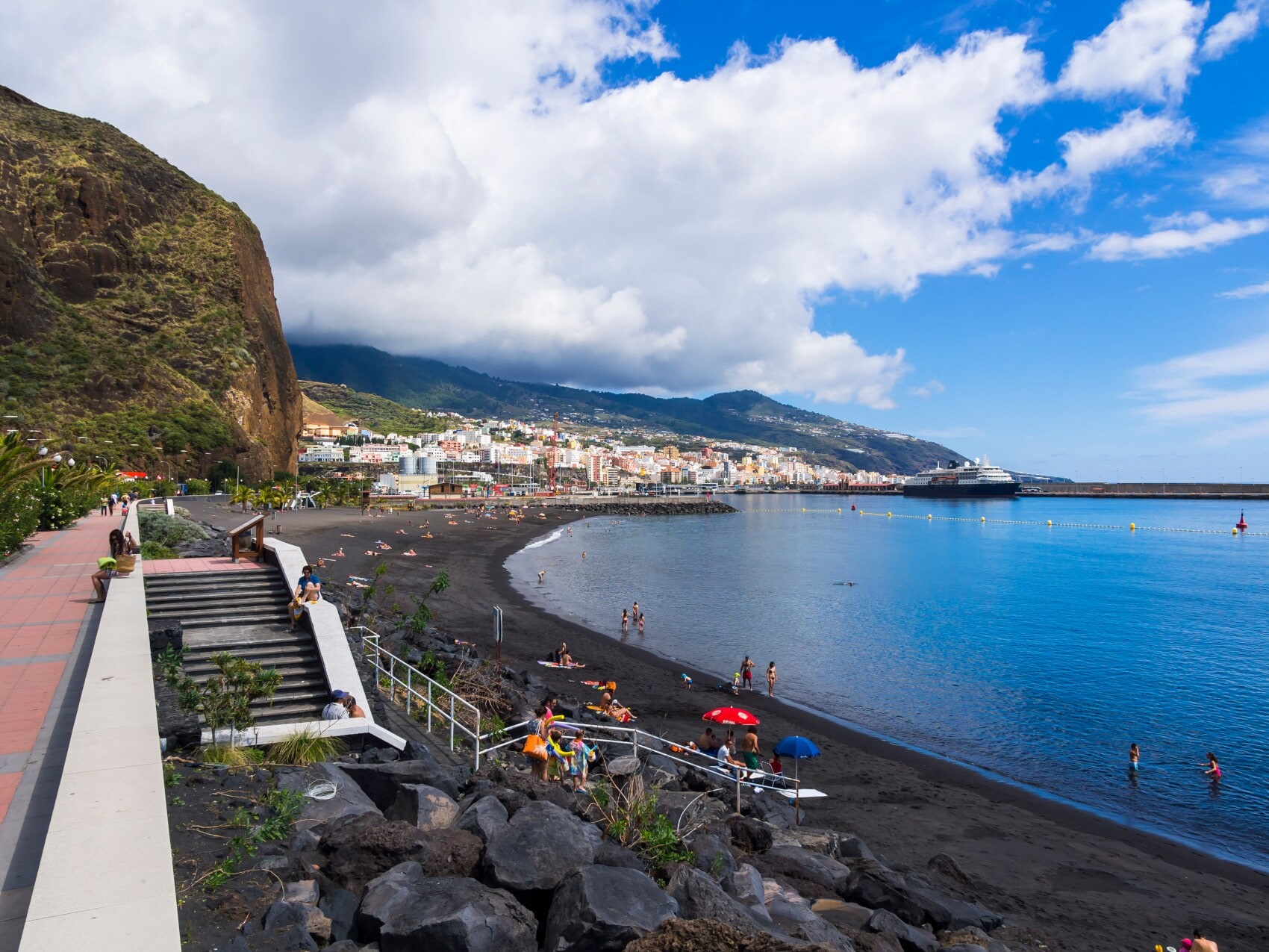 Schwarzer Sandstrand vor der Stadt Santa Cruz de La Palma mit Badenden Schwarzer Sandstrand vor der Stadt Santa Cruz de La Palma mit Badenden