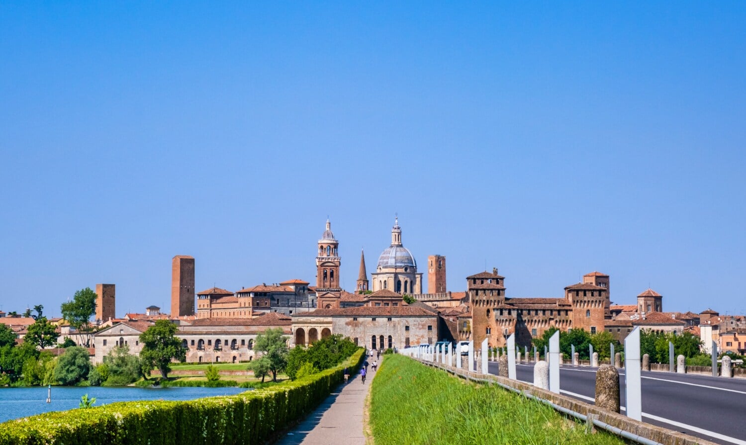 Blick auf die Altstadt der lombardischen Ortschaft Mantua Blick auf die Altstadt der lombardischen Ortschaft Mantua