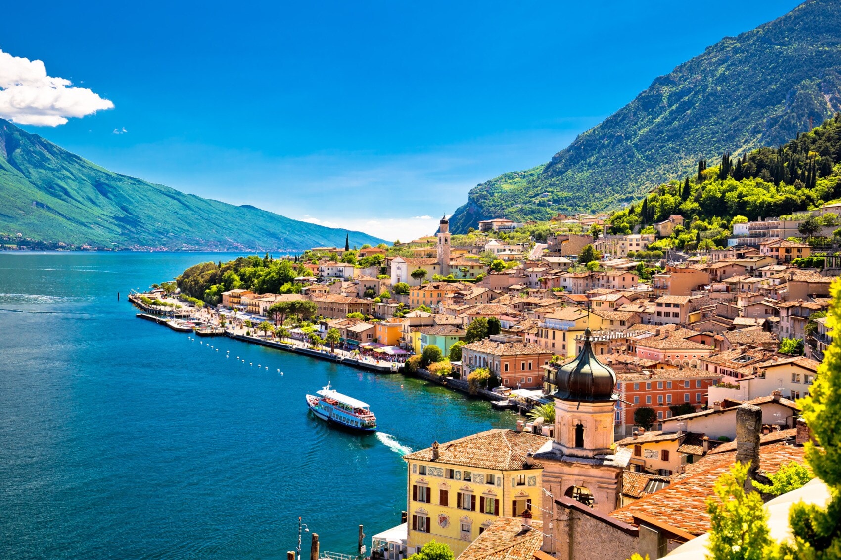 Blick auf einen Teil der kleinen Ortschaft Limone Sul Garda in der Lombardei Blick auf einen Teil der kleinen Ortschaft Limone Sul Garda in der Lombardei