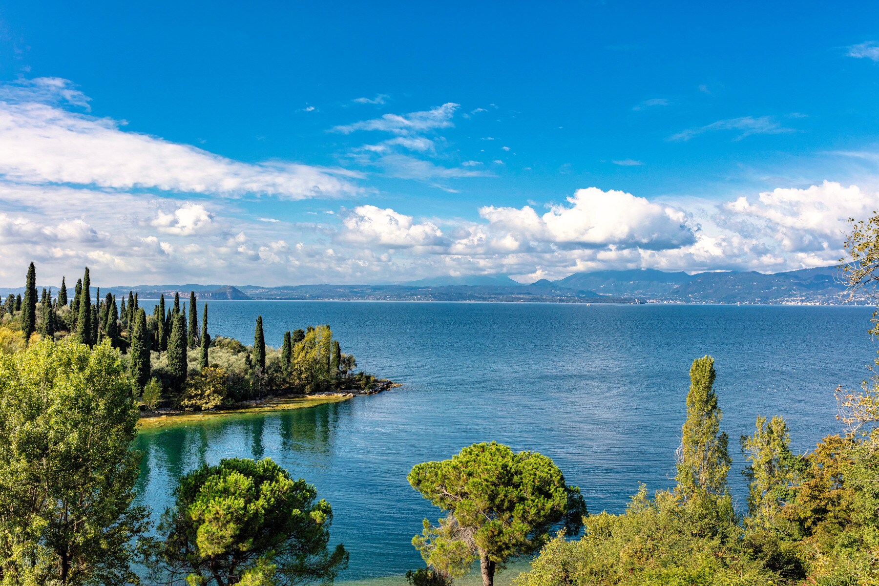 Aufsicht auf einen Teil des lombardischen Gardasees in der Nähe von Corno, Brescia Aufsicht auf einen Teil des lombardischen Gardasees in der Nähe von Corno, Brescia