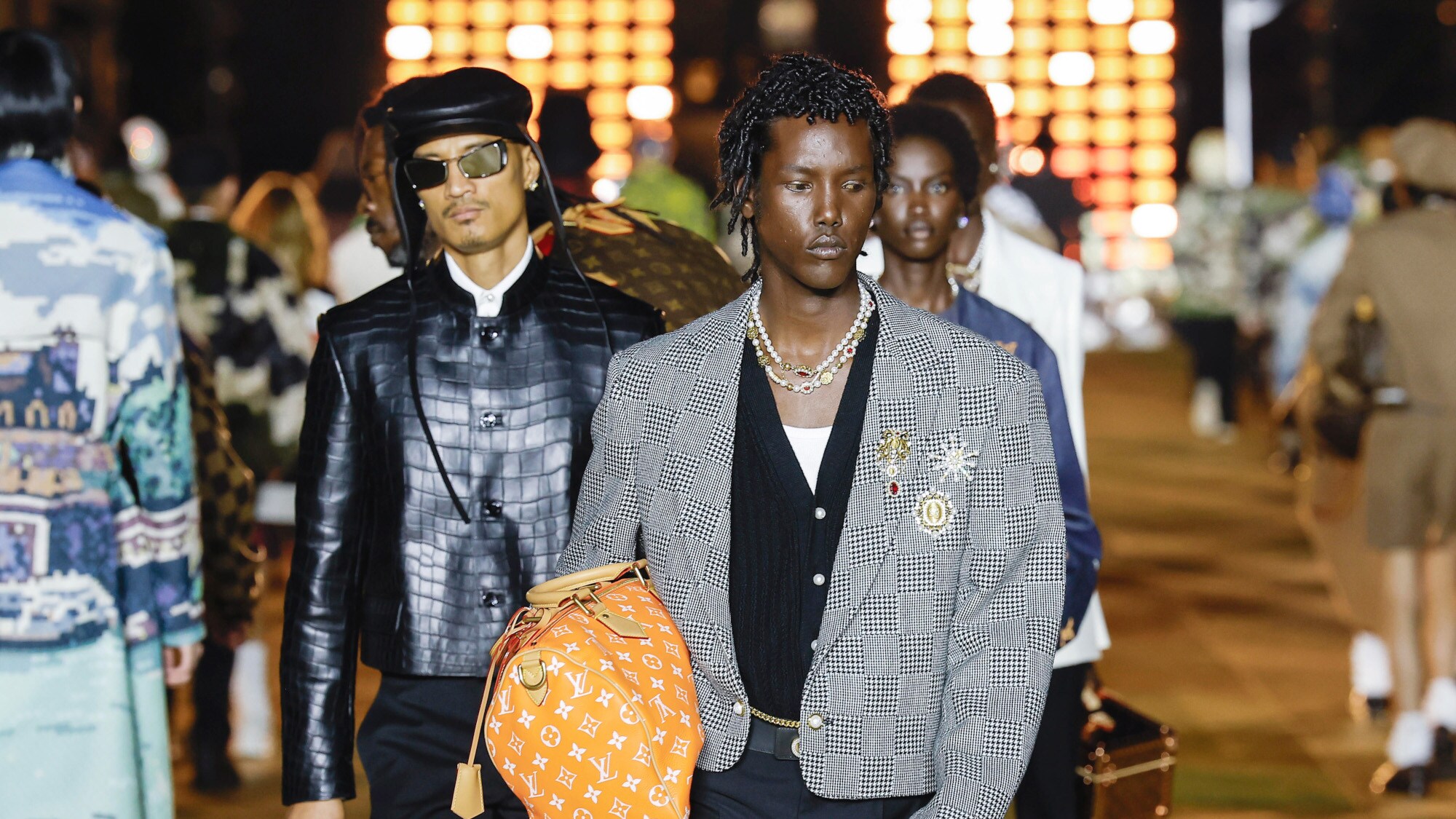 Männliche Models auf einem Laufsteg während einer Modenschau von Louis Vuitton