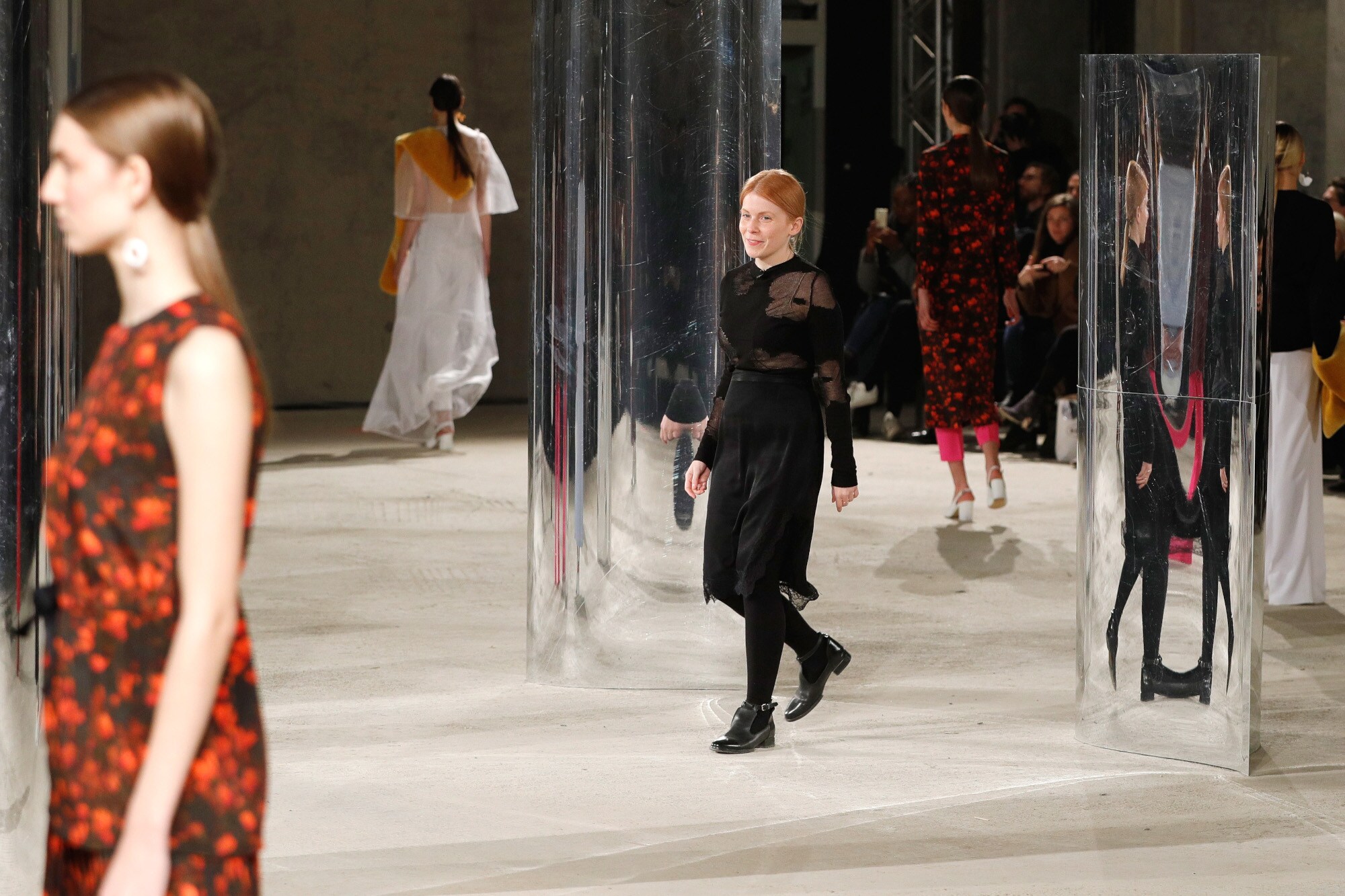 Models laufen auf einem Laufsteg zwischen Spiegeln und präsentieren Mode des Labels Malaikaraiss Models laufen auf einem Laufsteg zwischen Spiegeln und präsentieren Mode des Labels Malaikaraiss