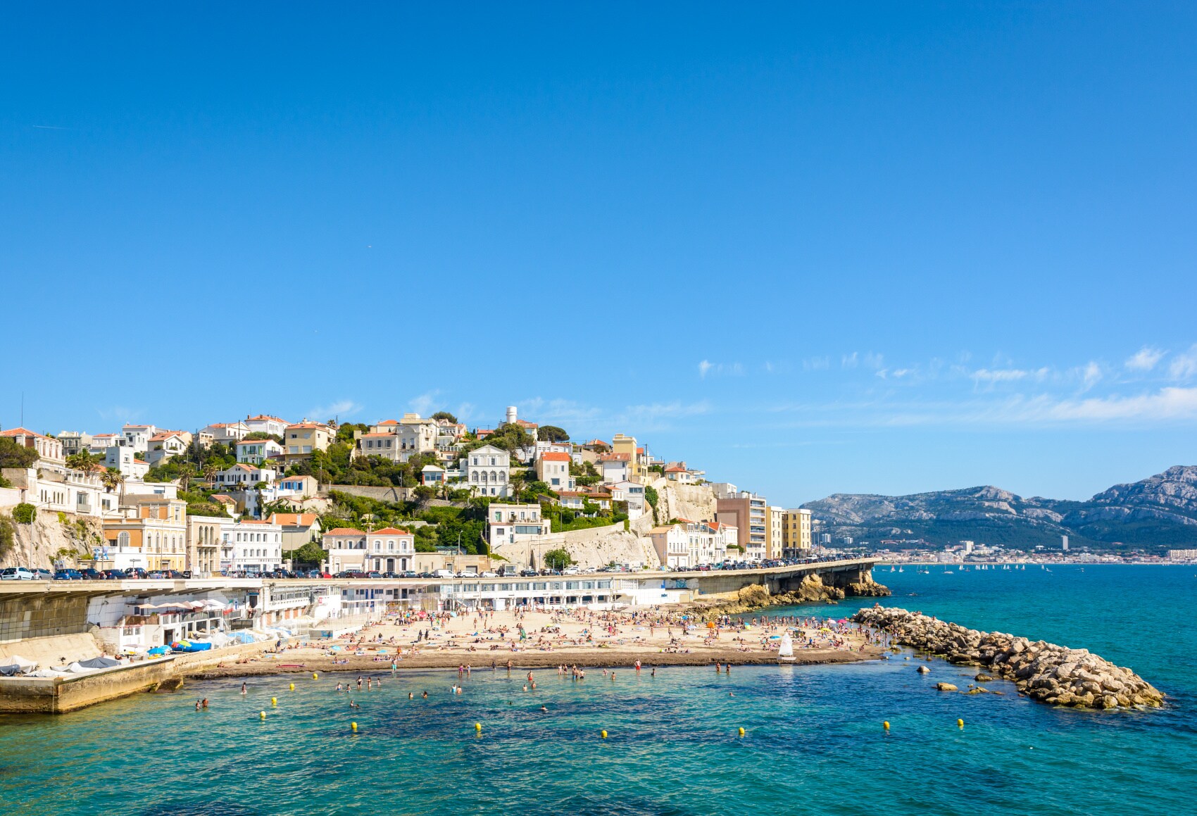 Stadt mit Strand am Meer