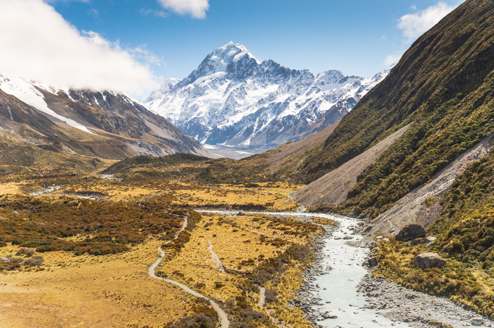 Blick auf einen schneebedeckten Berg umringt von karger Gebirgslandschaft Blick auf einen schneebedeckten Berg umringt von karger Gebirgslandschaft