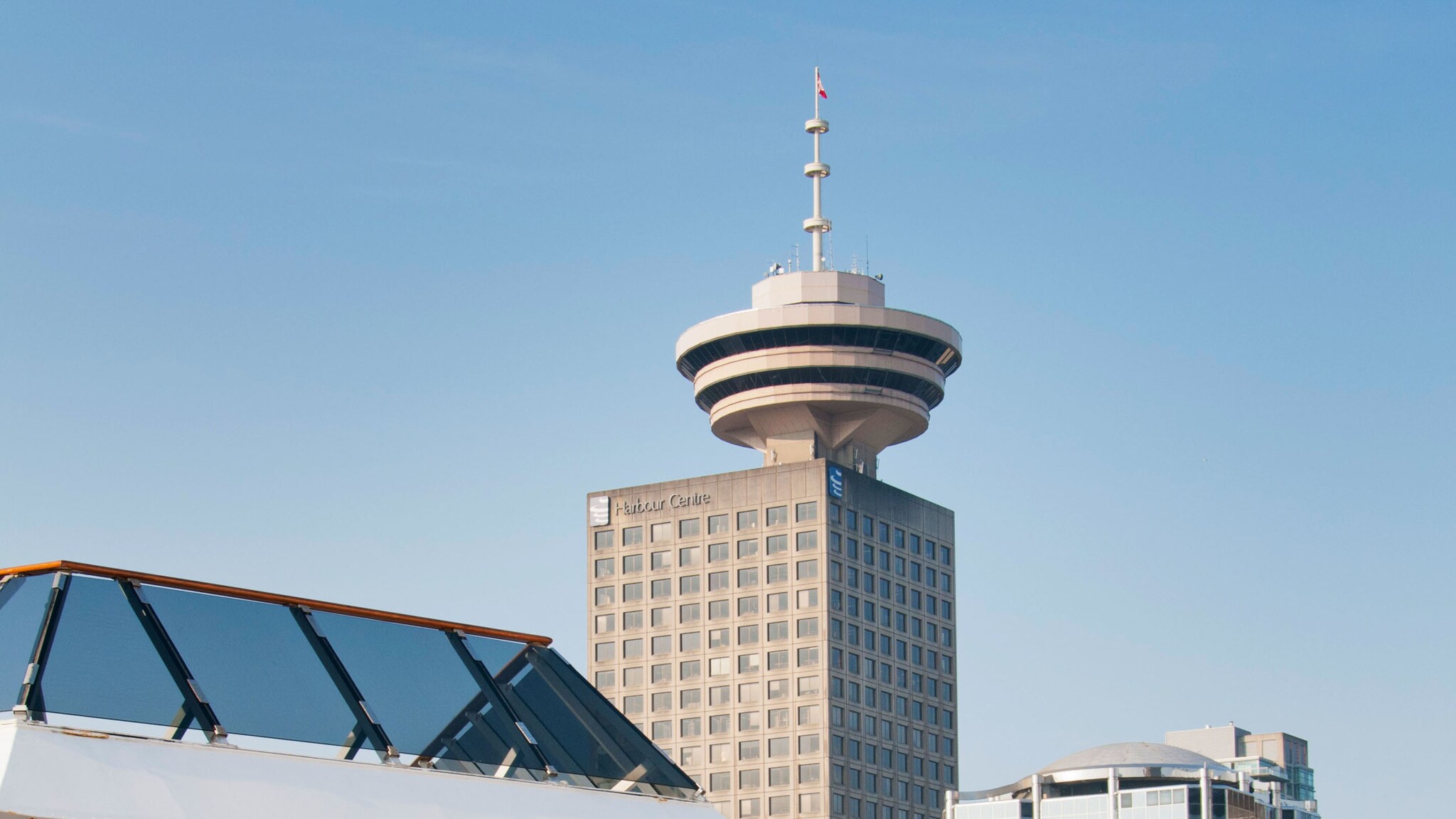 Runder, mehrstöckiger Aussichtsturm mit Panoramafenstern im Stadtzentrum von Vancouver.