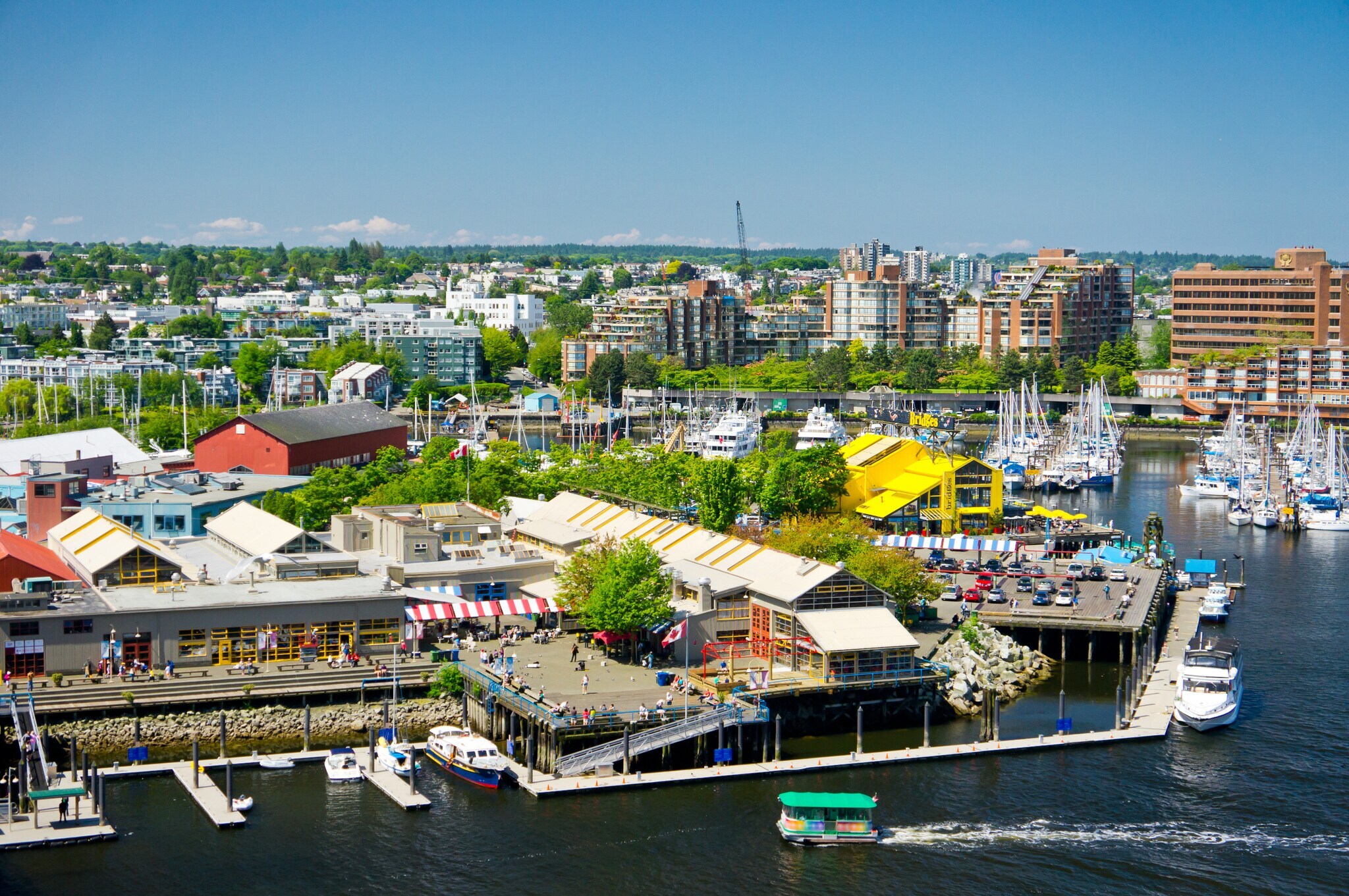 Hafenviertel mit Markthalle auf einer Halbinsel in Vancouver.