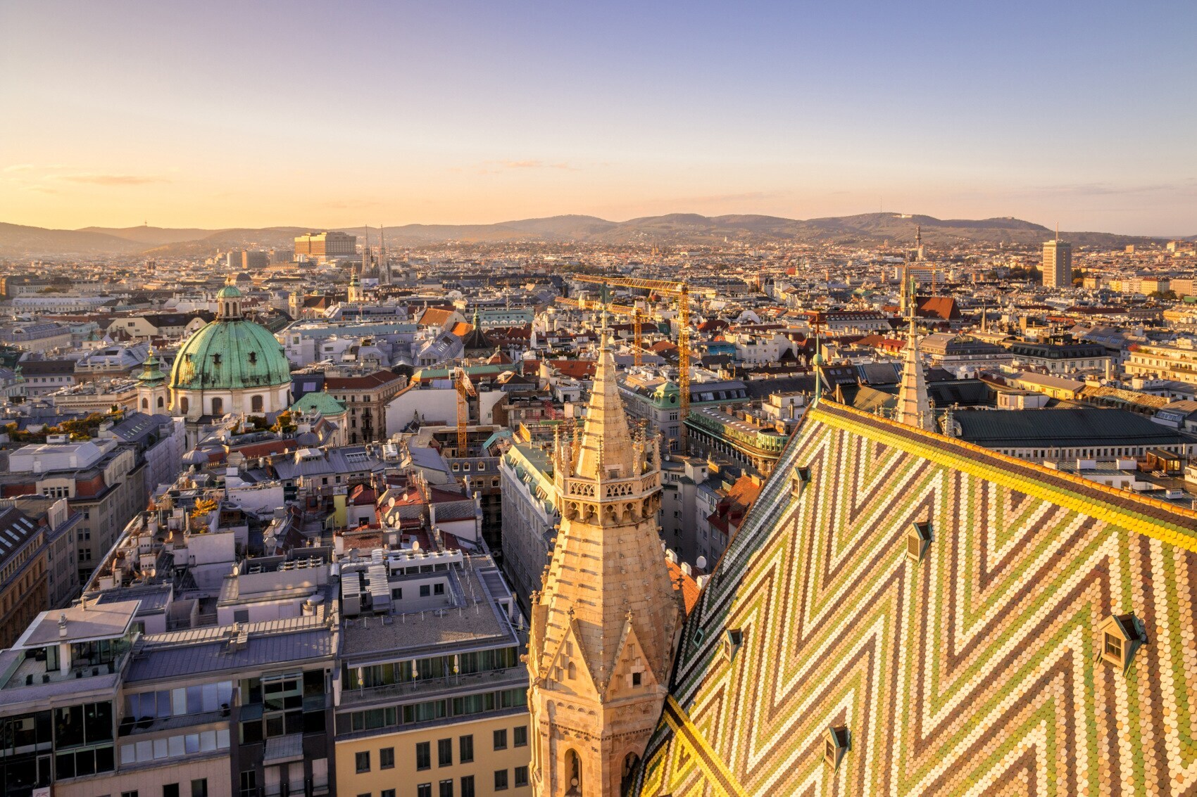 Stadtpanorama von Wien aus der Luft mit einem Turm des Stephansdom im Vordergrund
