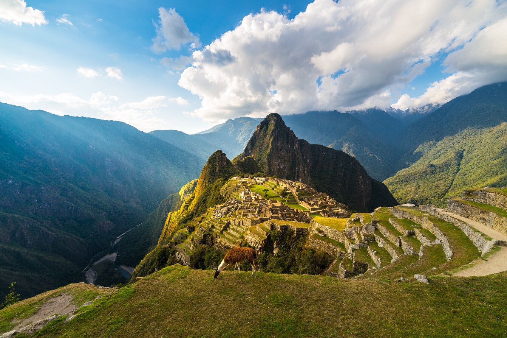 Die Ruinenstätte Machu Picchu auf einem Hochplateau in den Bergen Die Ruinenstätte Machu Picchu auf einem Hochplateau in den Bergen